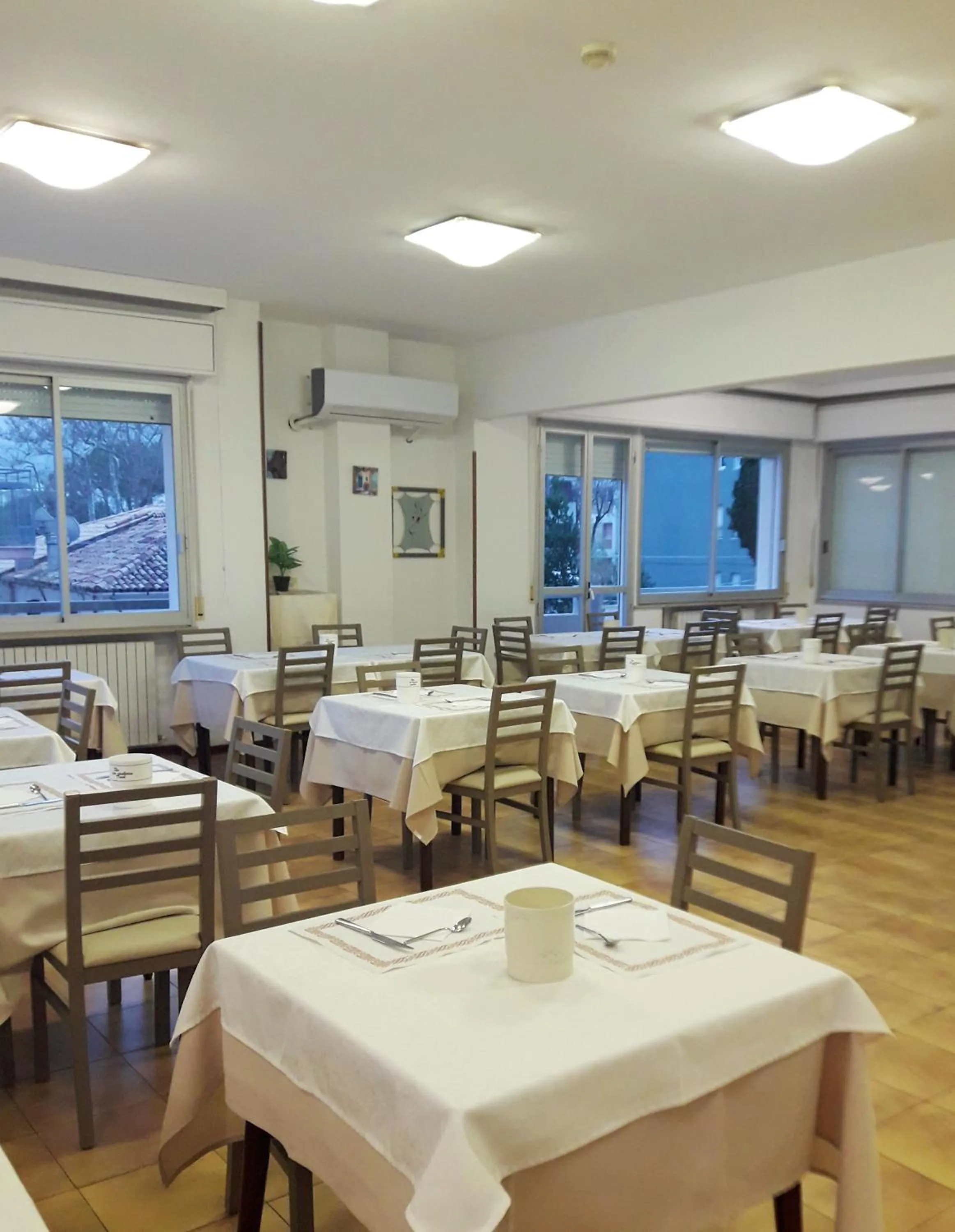 Restaurant/places to eat in Hotel Caesar