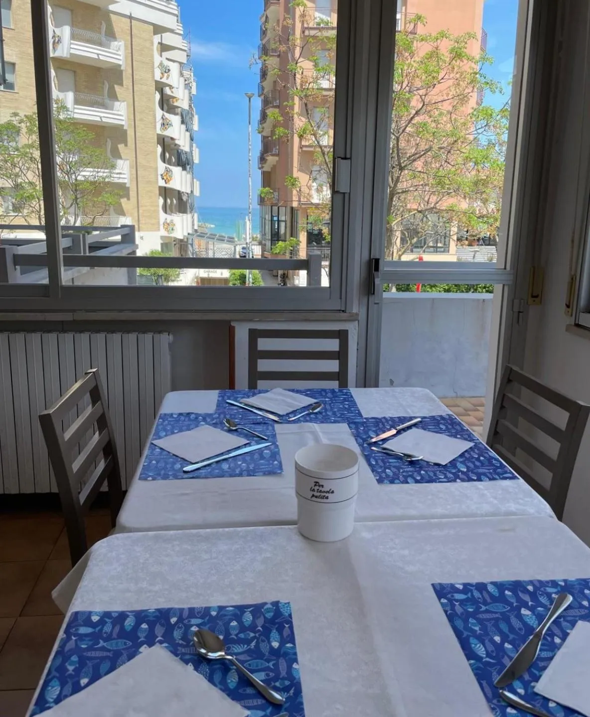 Restaurant/places to eat, Bed in Hotel Caesar