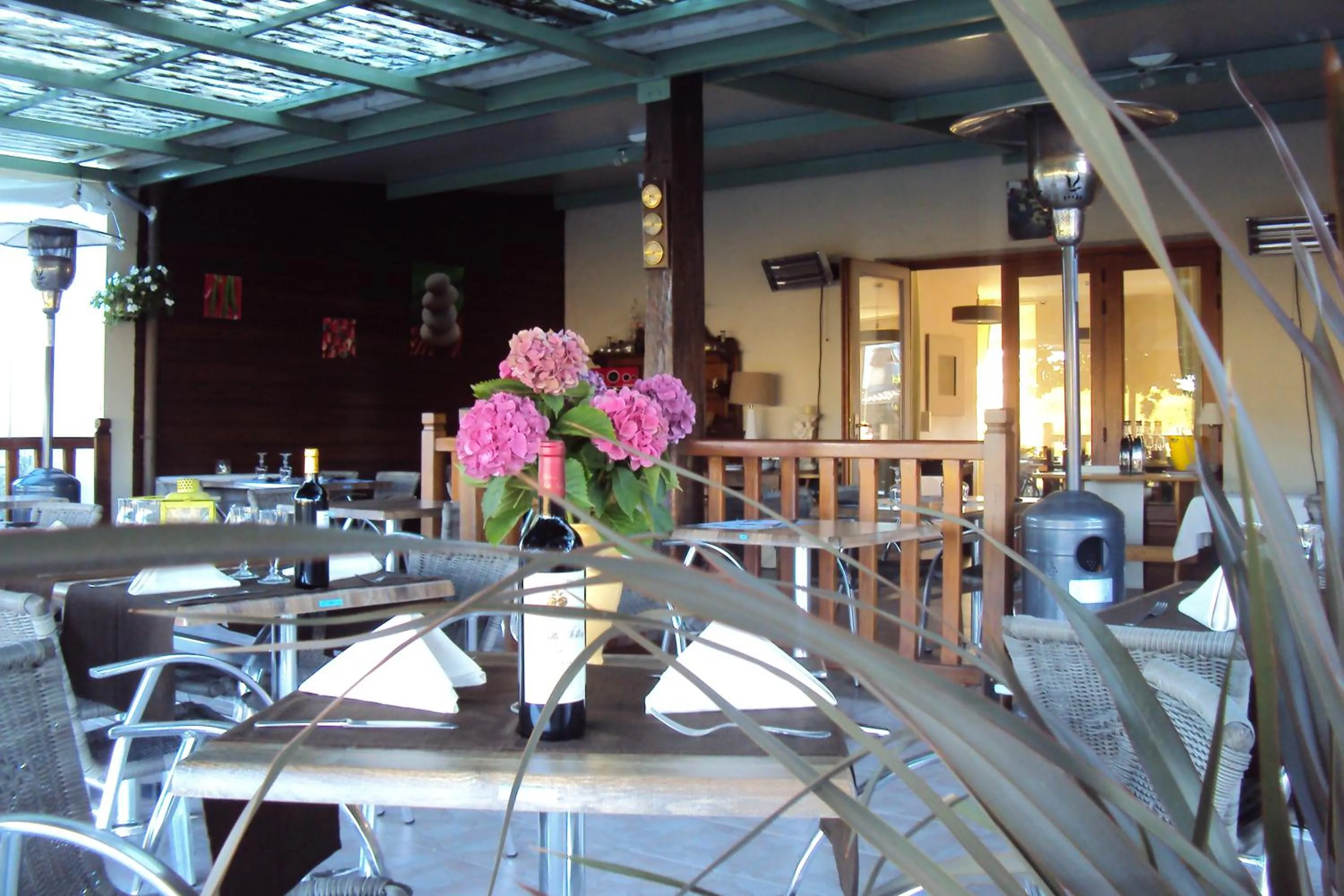 Patio in Logis Hôtel Les 3B