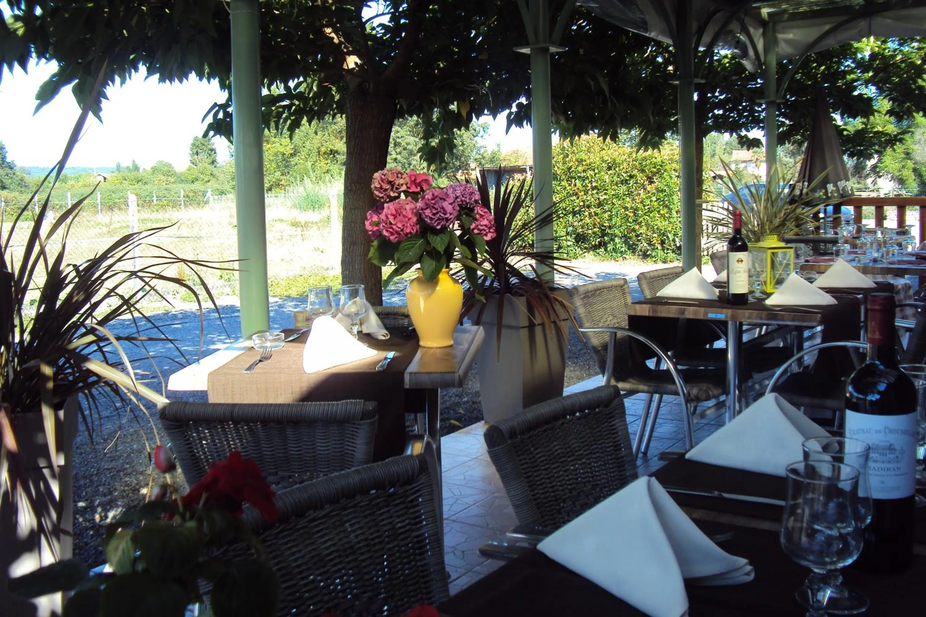 Patio in Logis Hôtel Les 3B