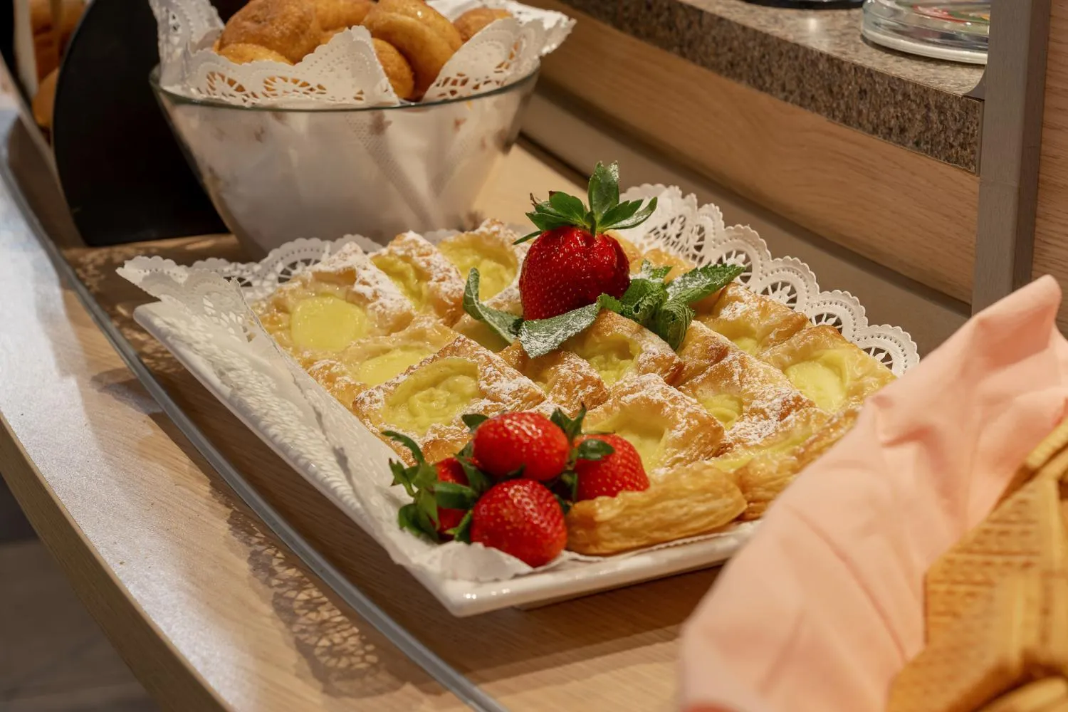 Breakfast in Apart Hotel Tomo FREE PARKING