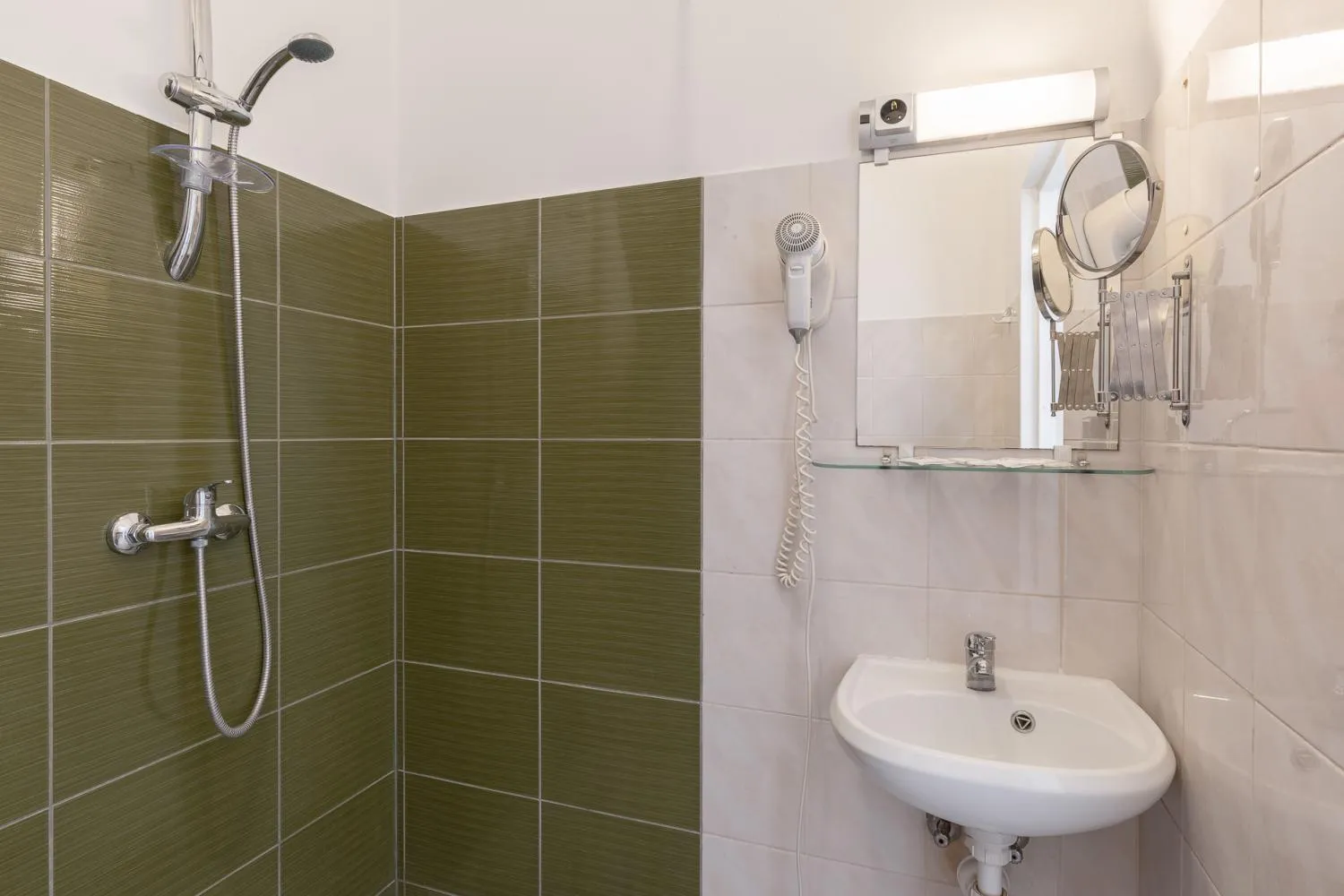 Shower in Apart Hotel Tomo FREE PARKING