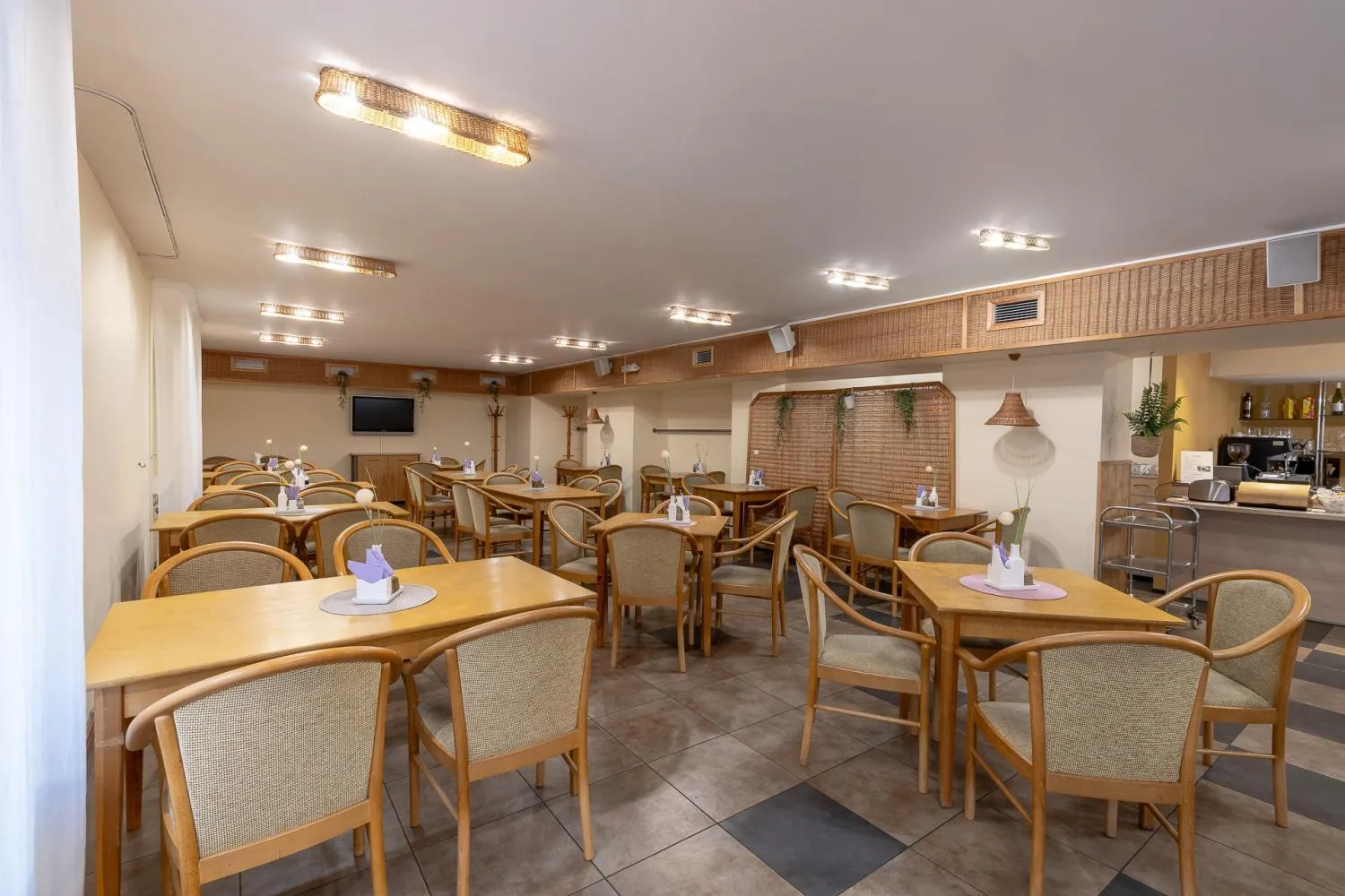 Restaurant/places to eat in Apart Hotel Tomo FREE PARKING