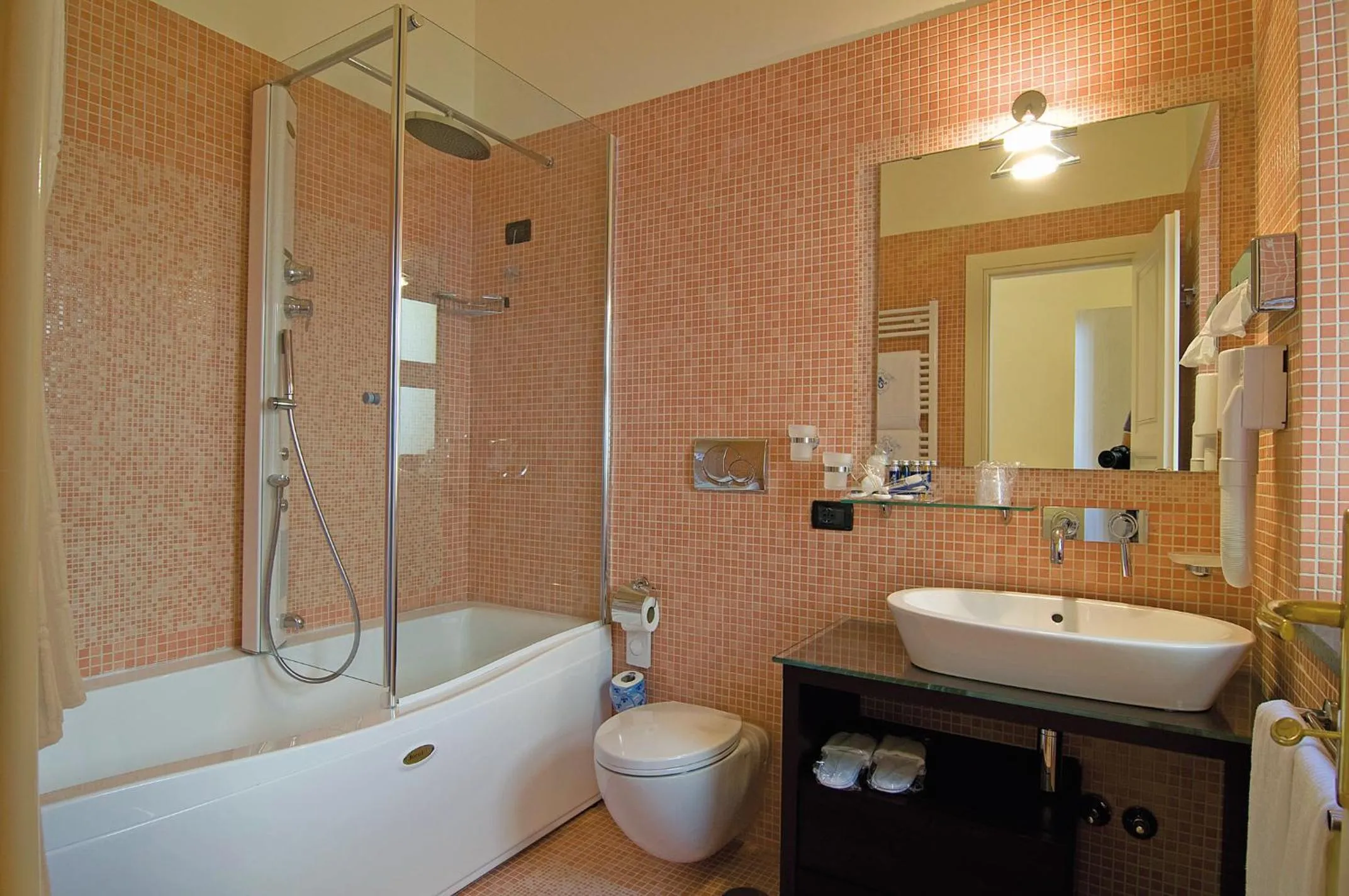 Hot Tub in Maison Tofani