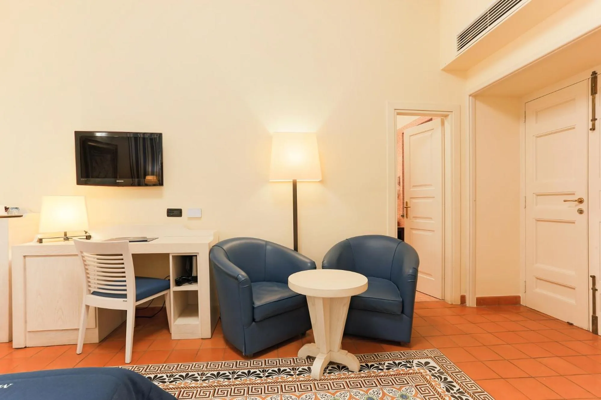 hair dresser in Maison Tofani