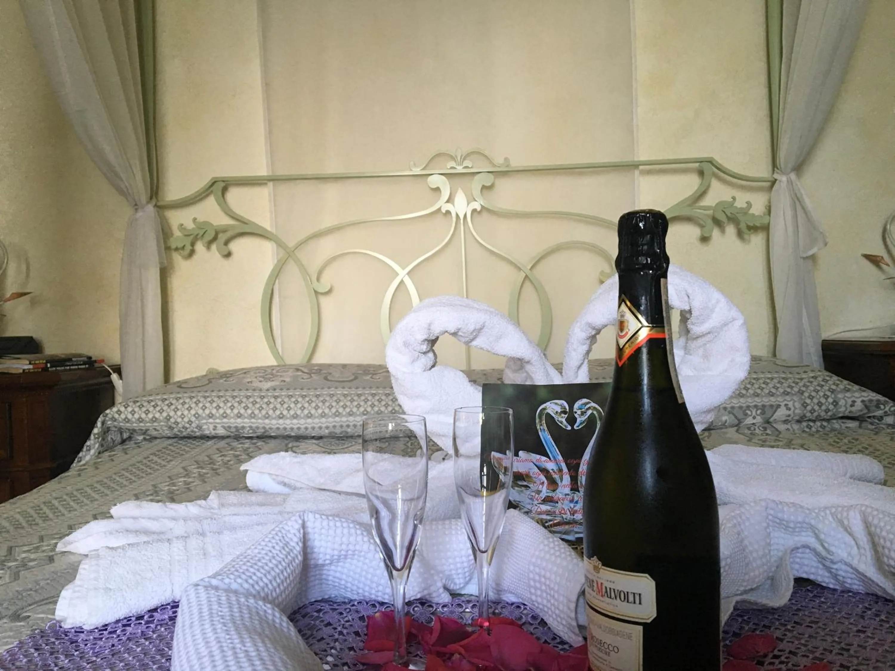 Decorative detail, Bed in L'Antico Borgo Dei Limoni