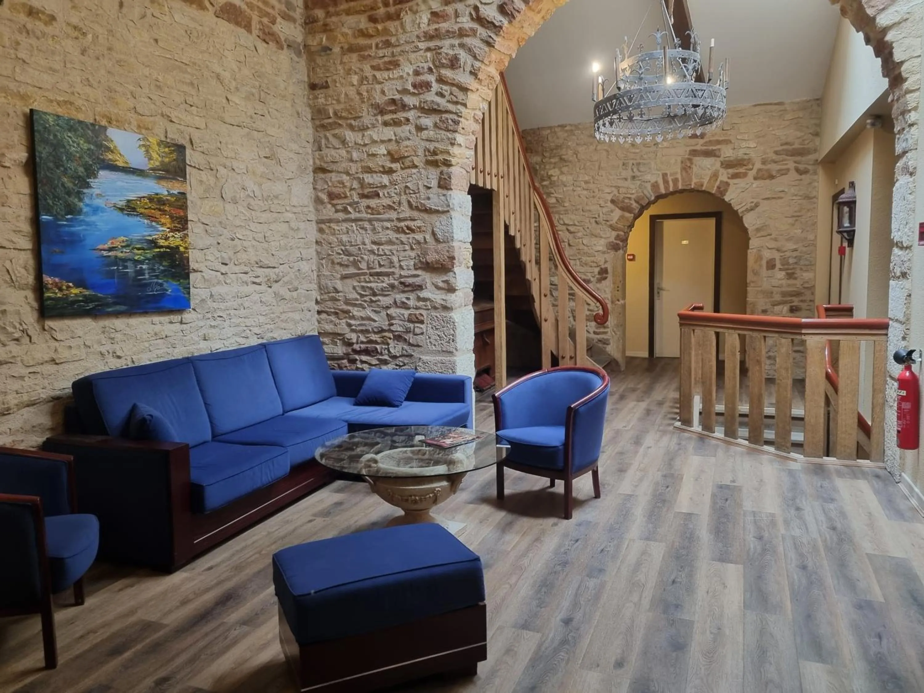 Living room in Logis Hôtel La Fleur de Lys