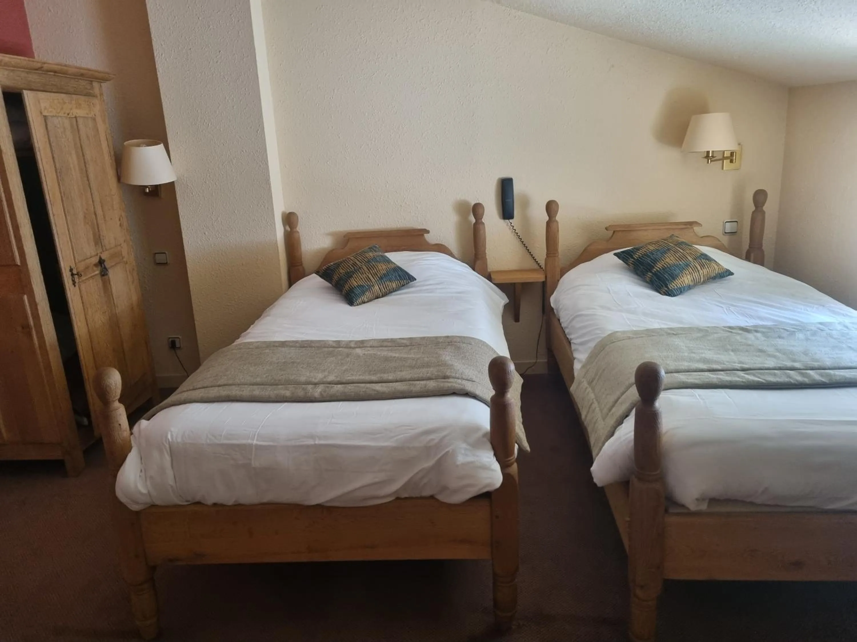 Bedroom, Bed in Logis Hôtel La Fleur de Lys