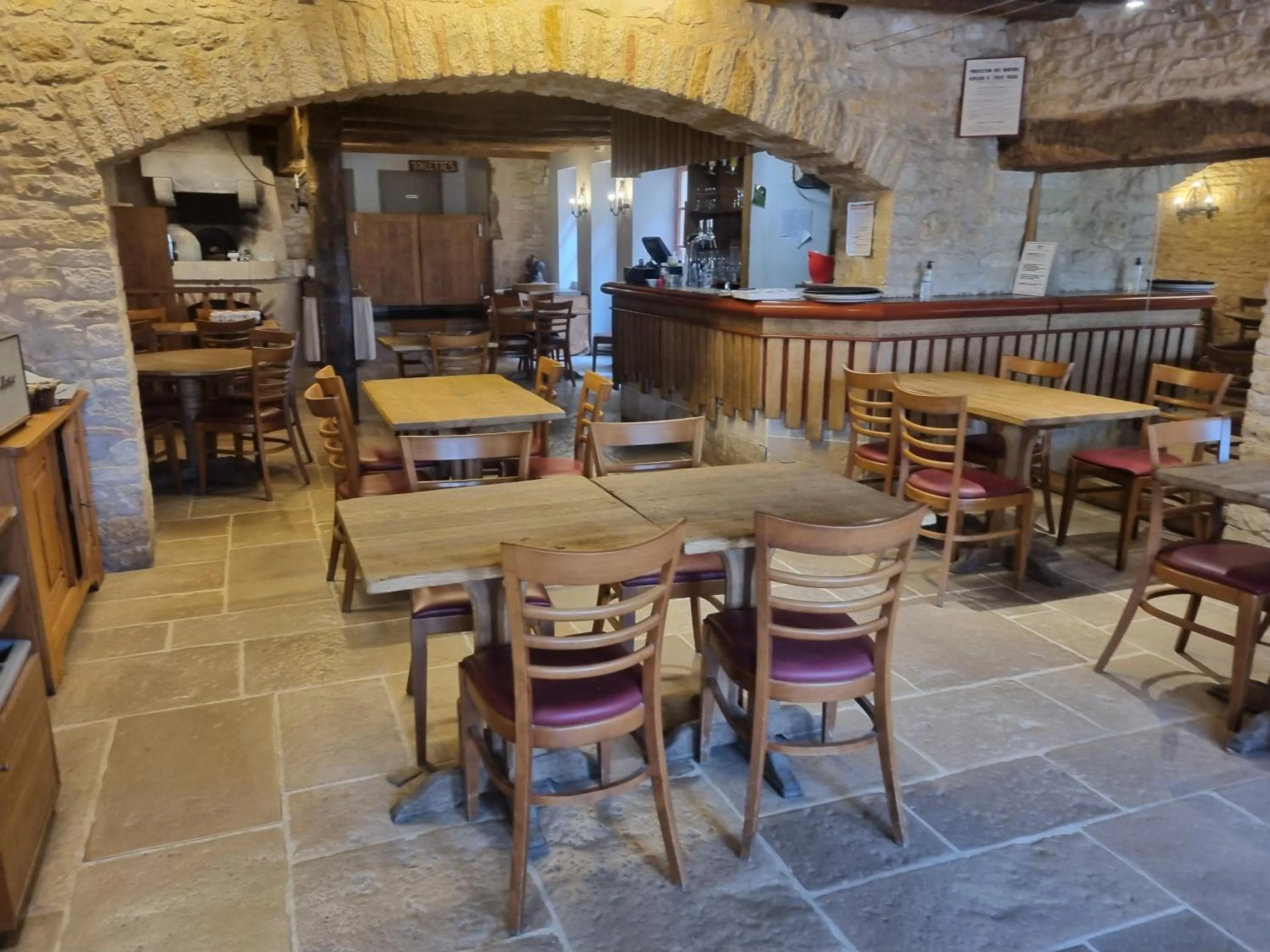 Lounge or bar in Logis Hôtel La Fleur de Lys