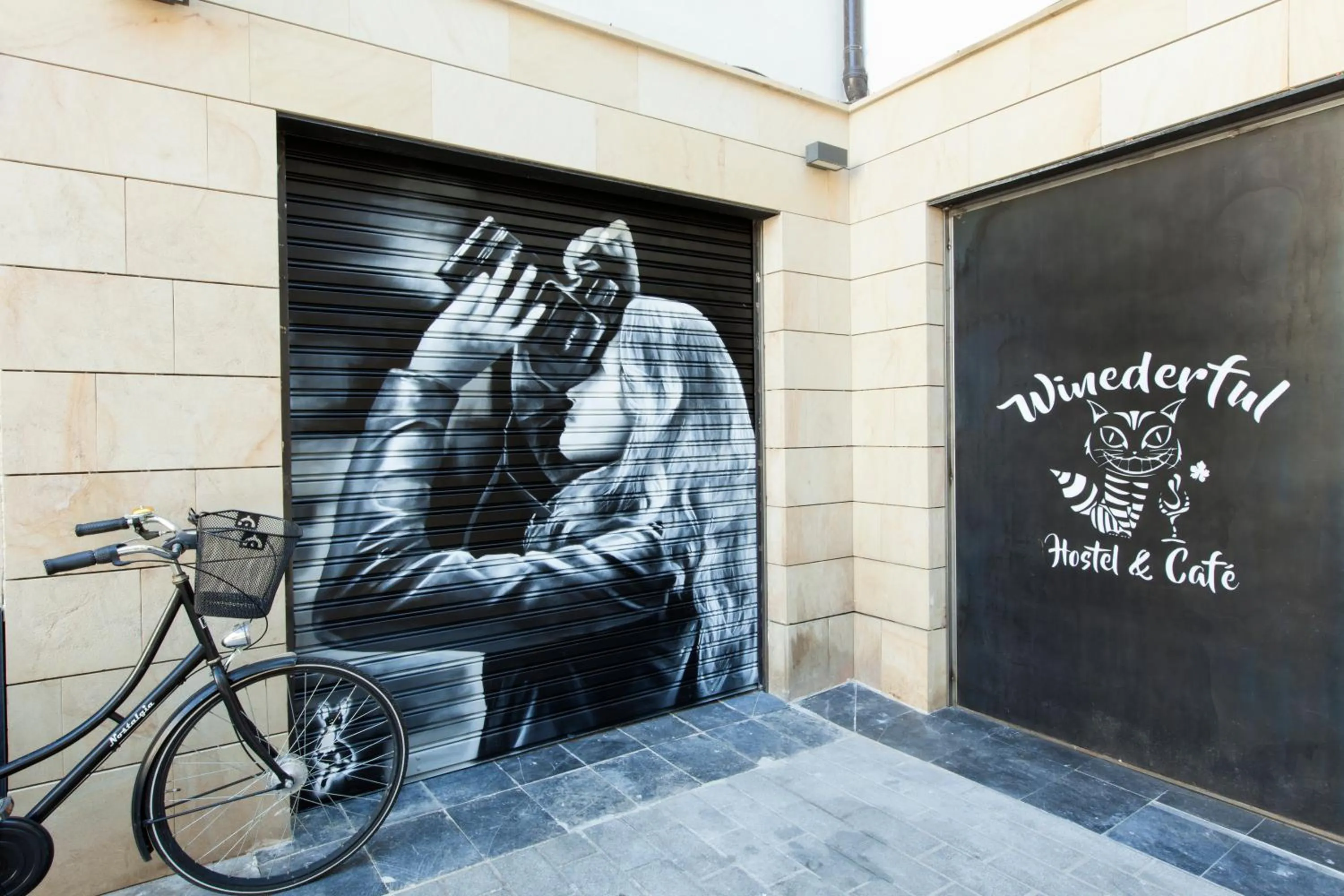 Winederful Hostel & Café