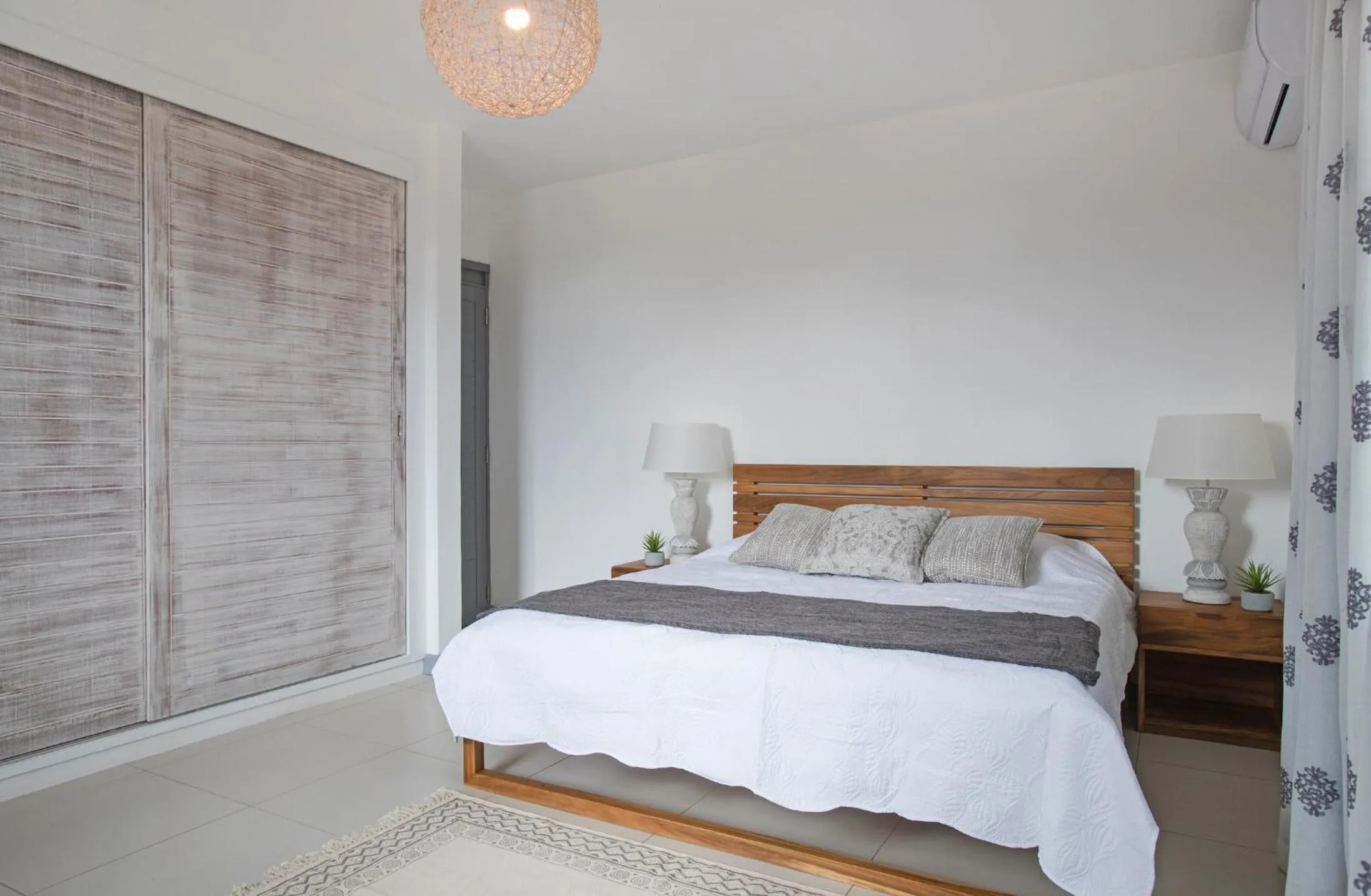 Photo of the whole room in Marosalie