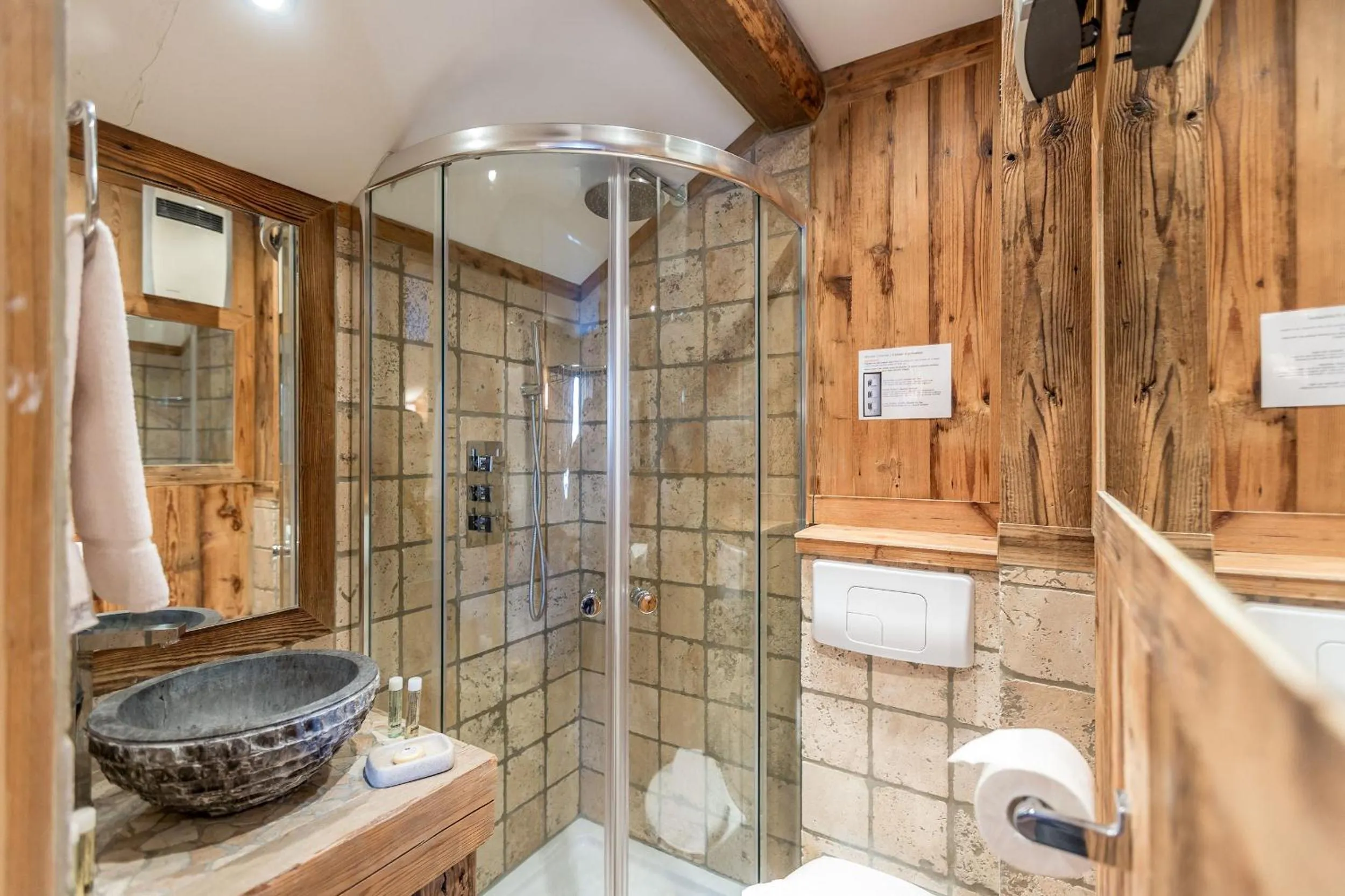 Bathroom in Hôtel Les Cimes