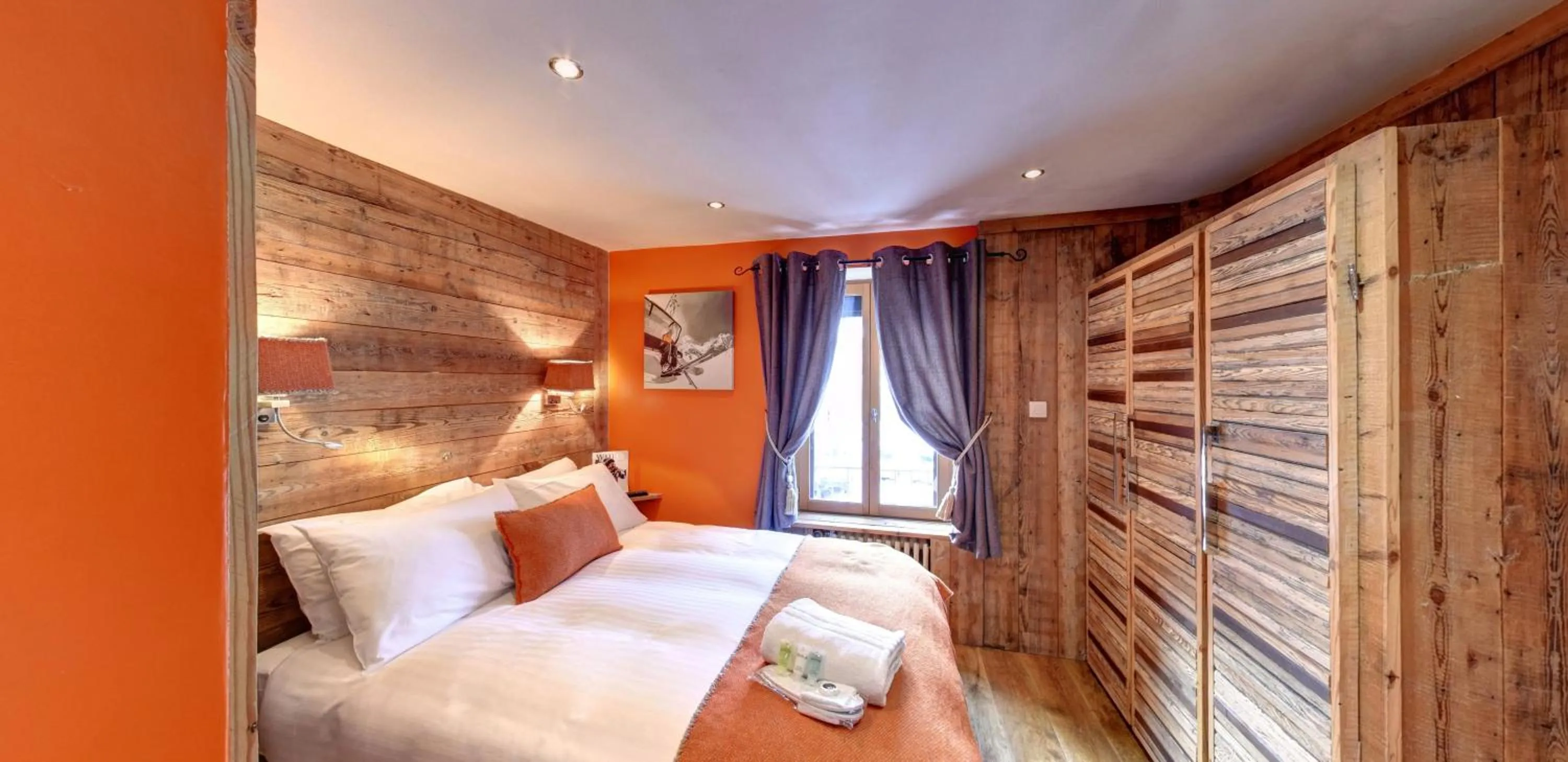 Photo of the whole room, Bed in Hôtel Les Cimes