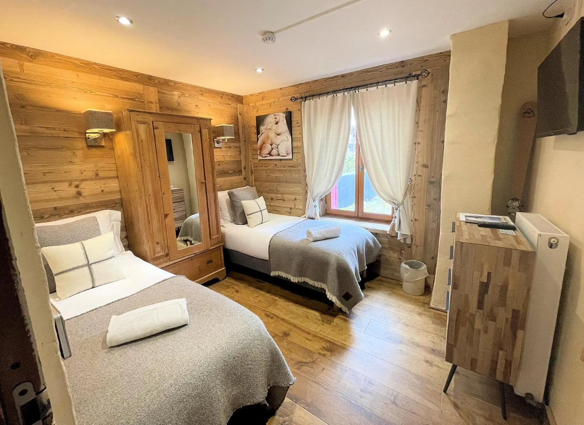 Bedroom, Bed in Hôtel Les Cimes