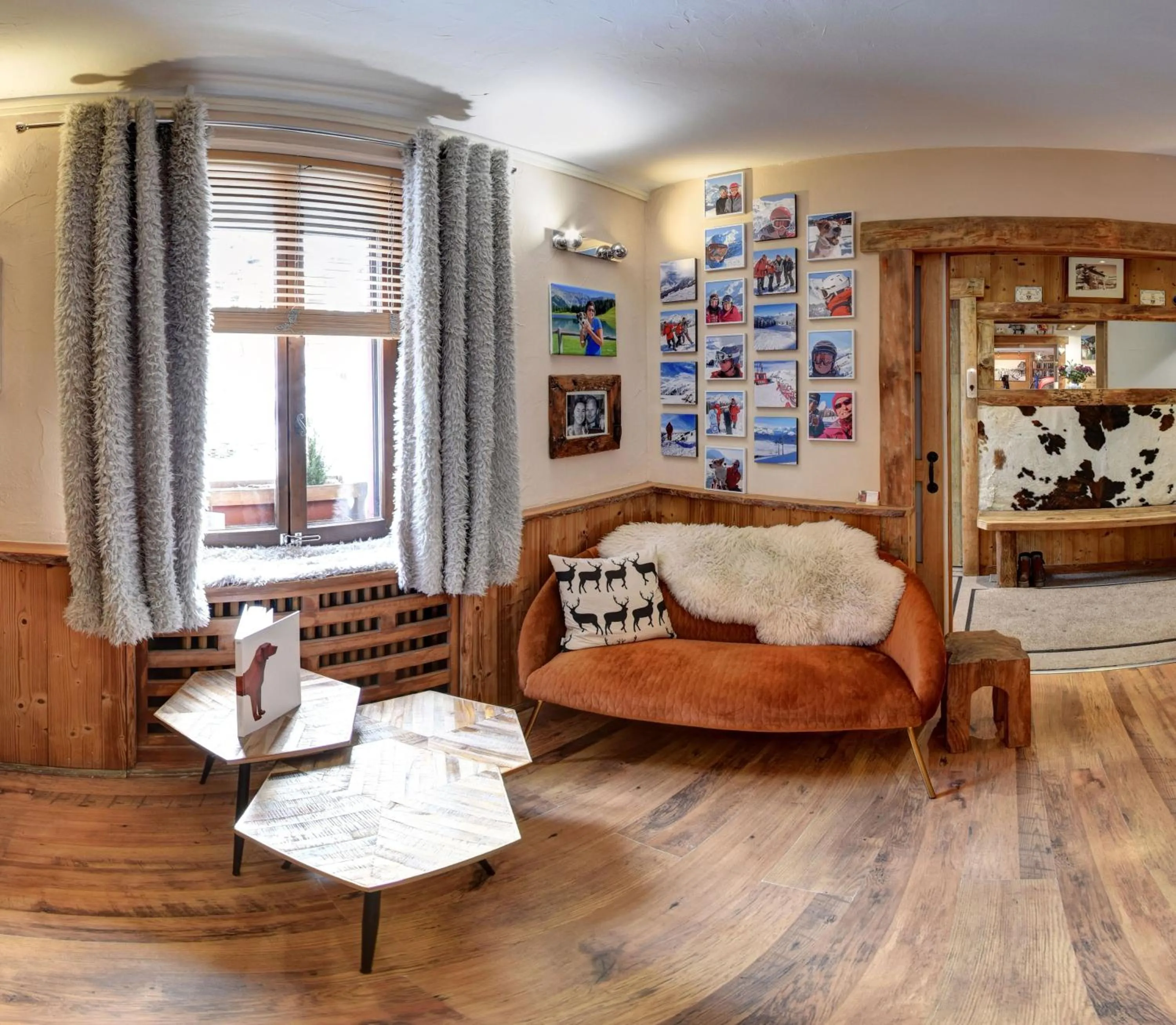 Lounge or bar in Hôtel Les Cimes