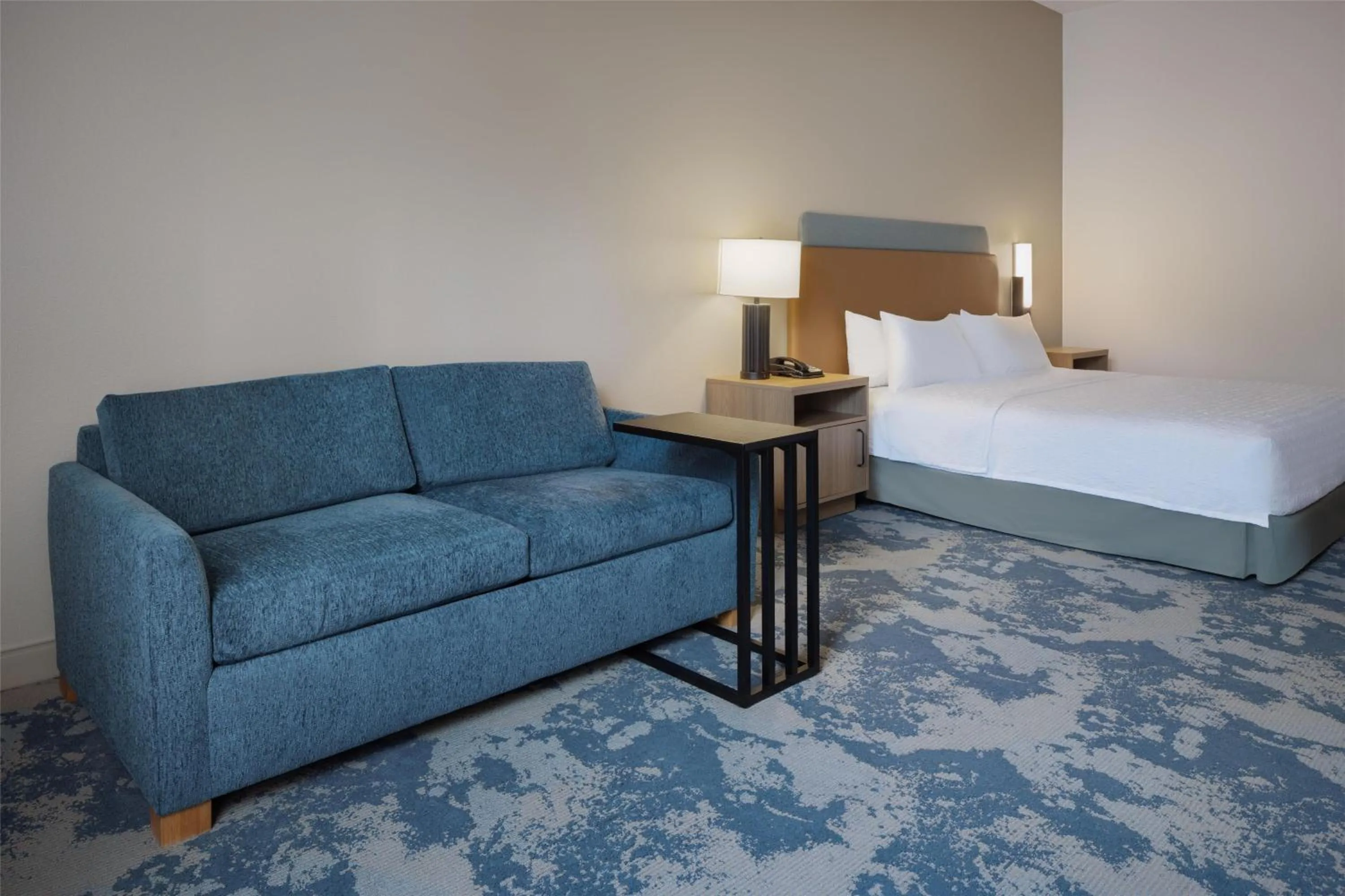 Living room, Bed in Hampton Inn & Suites Jekyll Island