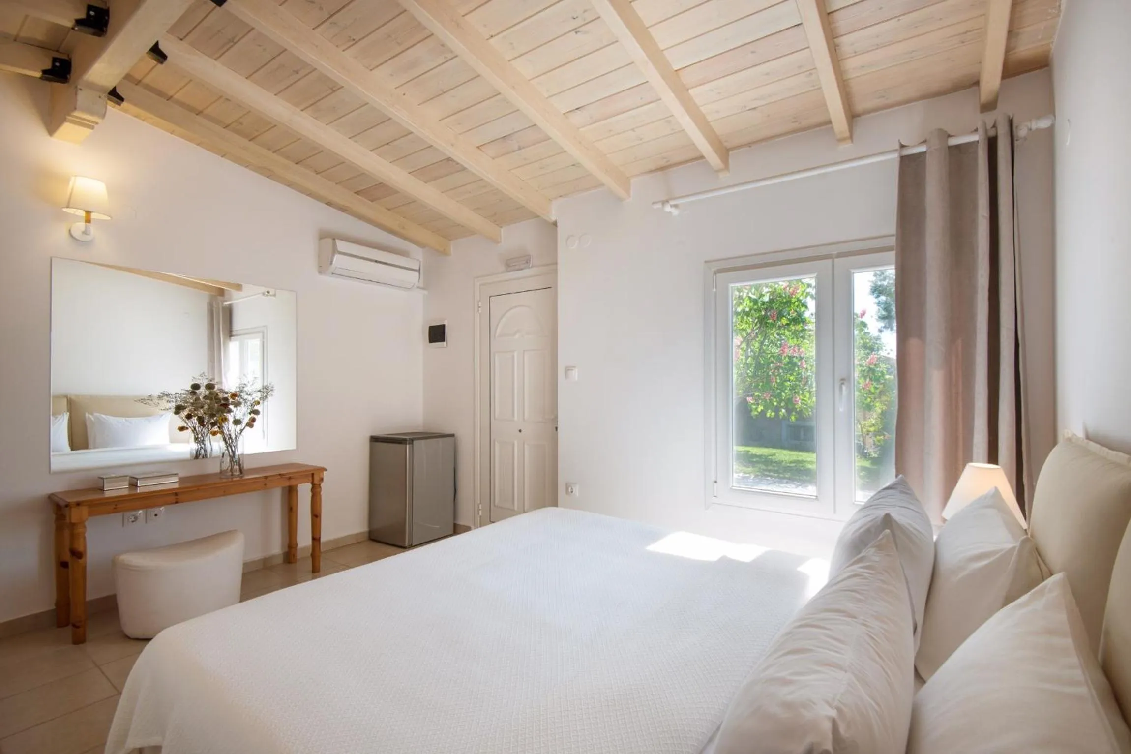 Photo of the whole room, Bed in Sanidiamonds