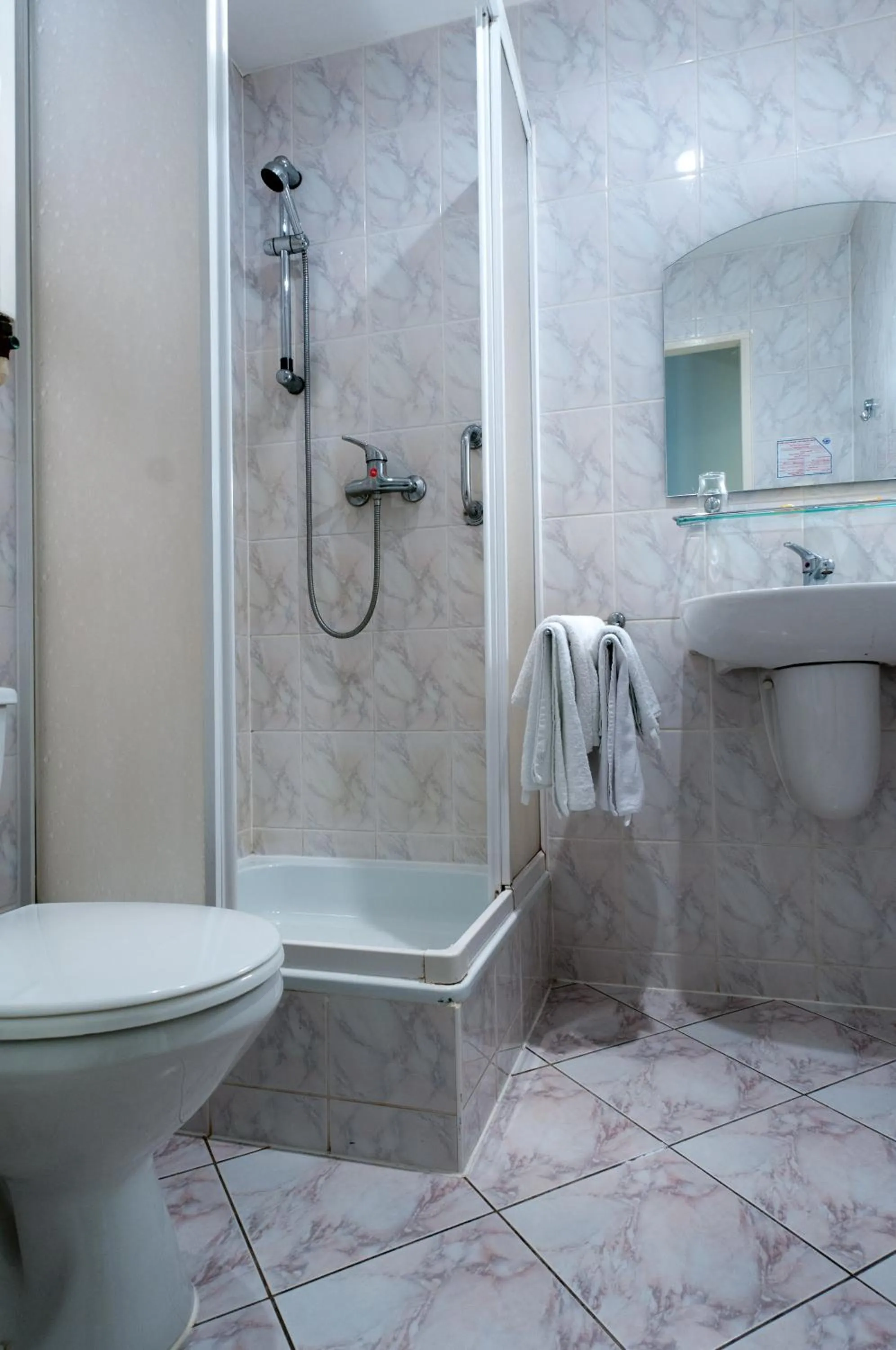 Shower in Hotel Cieplice MEDI & SPA