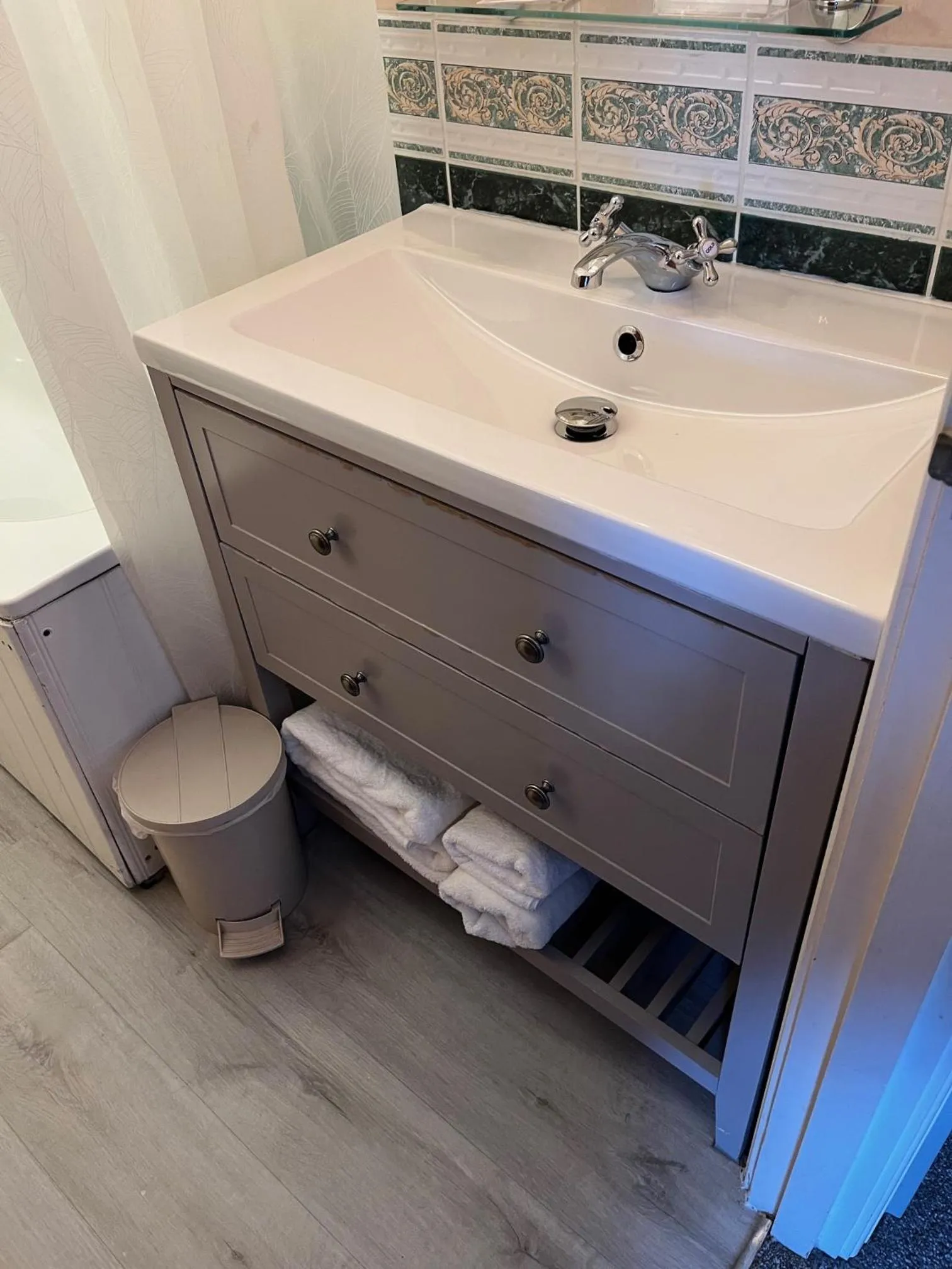 Bathroom in No: 1 The Esplanade Guest Accommodation.