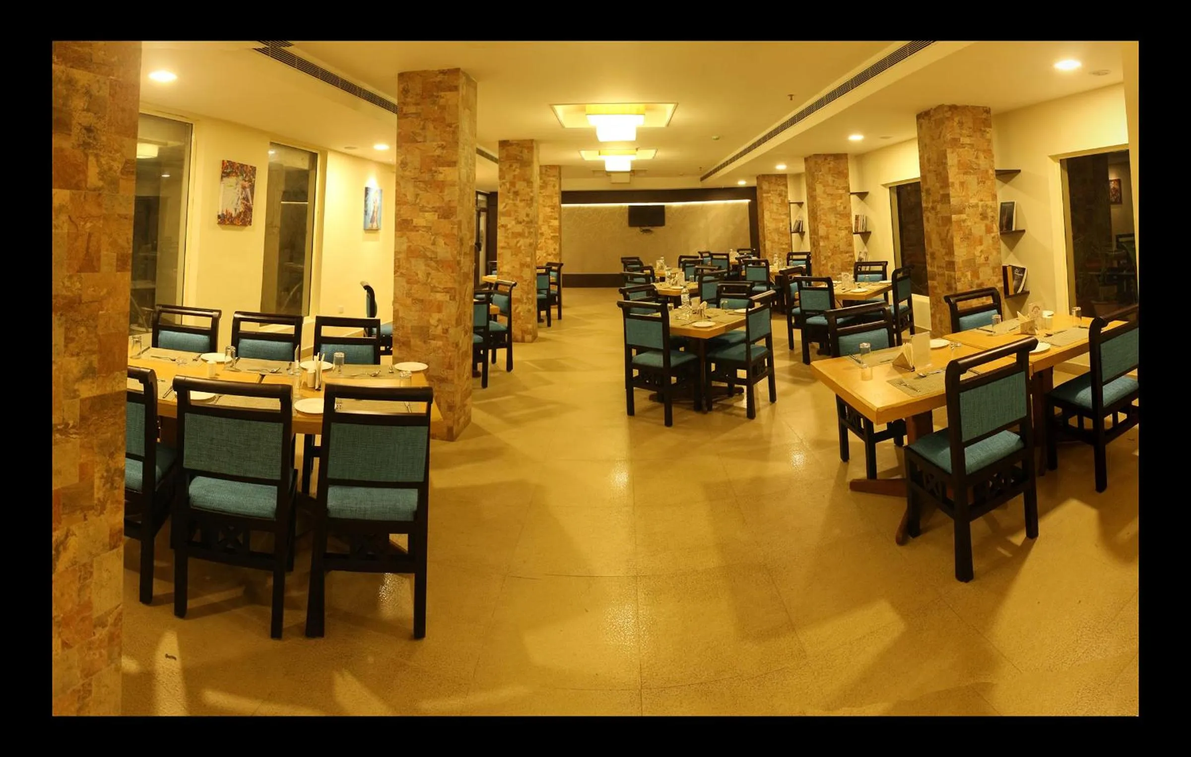Restaurant/places to eat in Hotel Yamuna