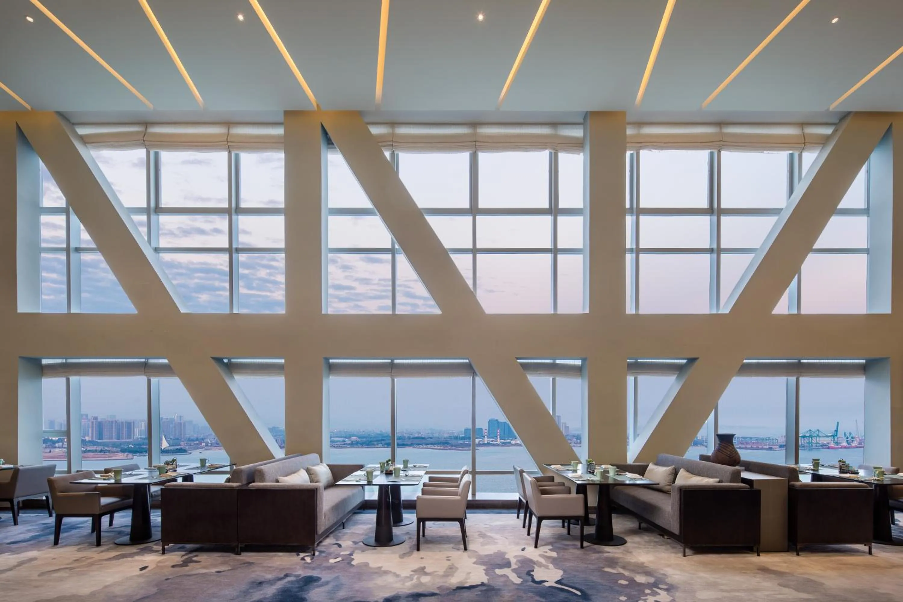 Restaurant/places to eat in Fliport Wutong Hotel-Free Welcome Fruit & Near Exhibition Center