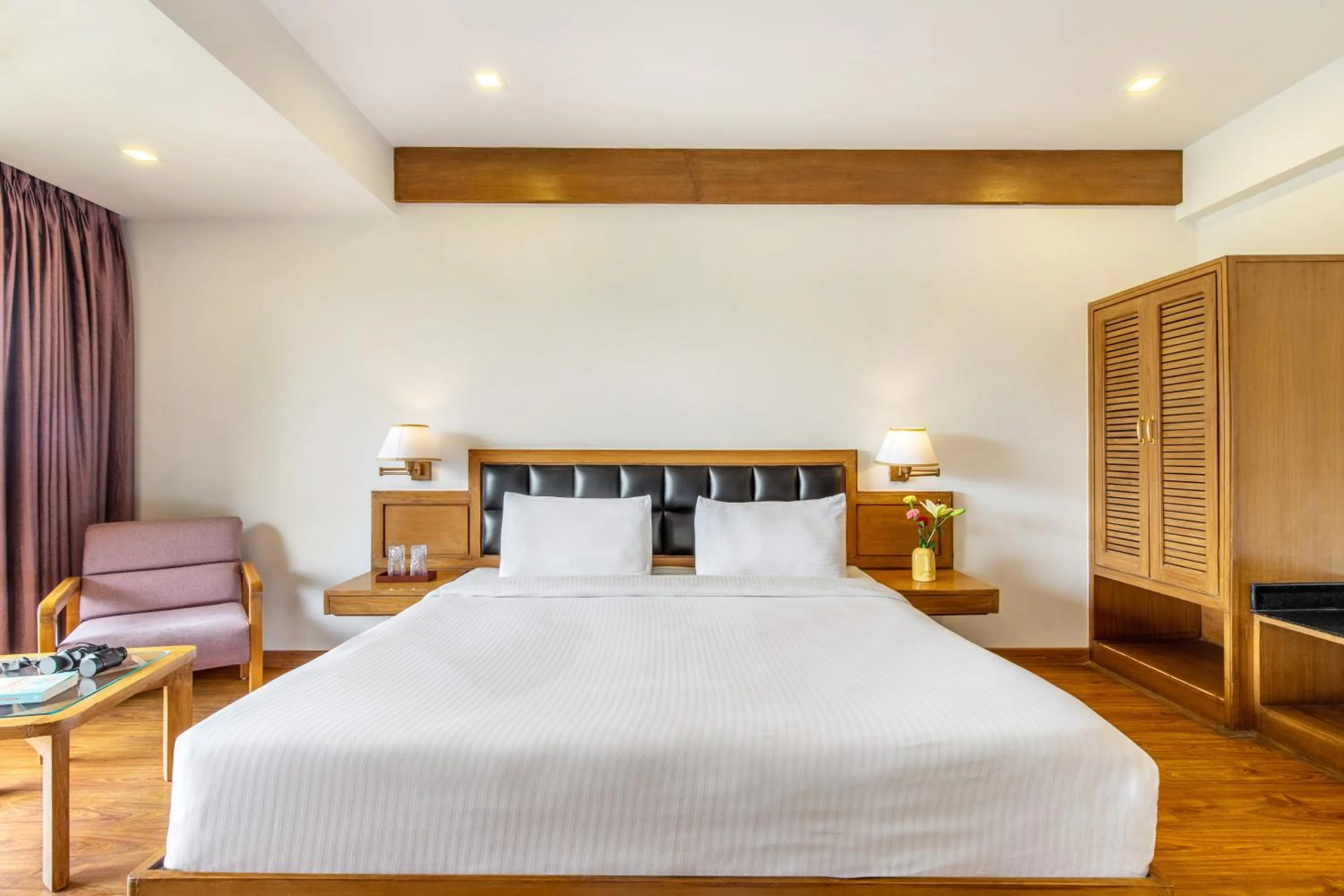 Bedroom, Bed in Country Inn Premier Pacific Mall Road Mussoorie