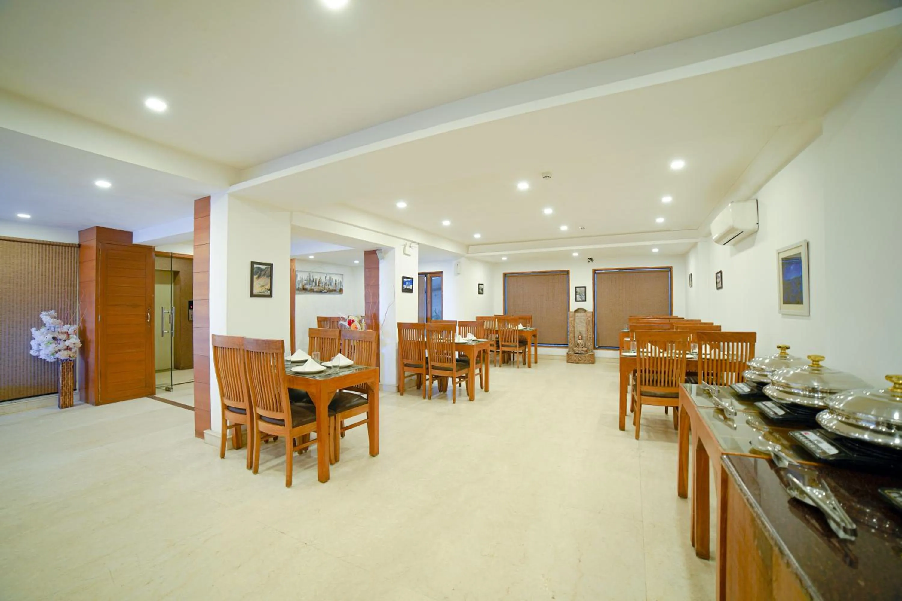 Restaurant/places to eat in Country Inn Premier Pacific Mall Road Mussoorie