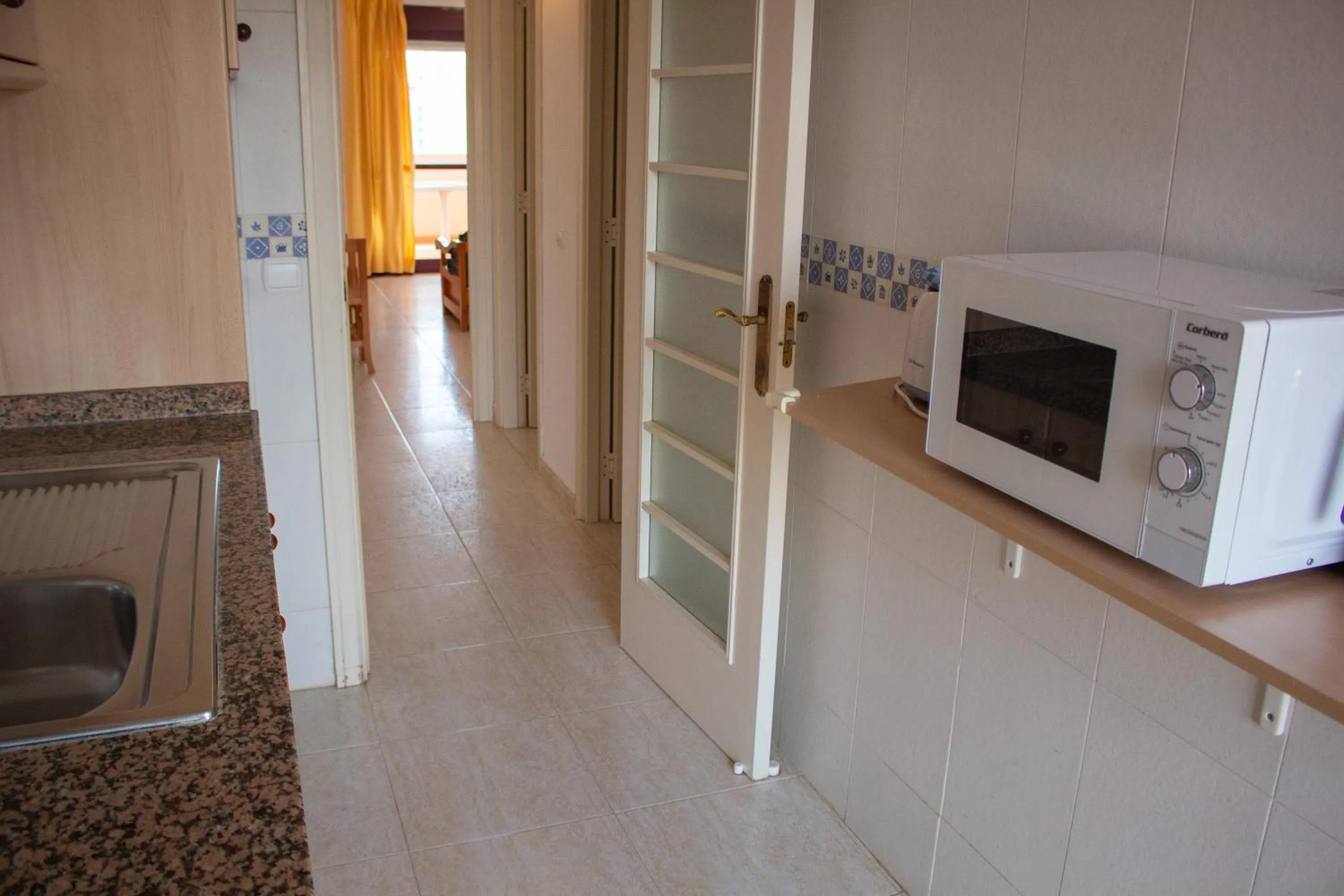 Kitchen or kitchenette in Apartamentos Coral Beach Unitursa