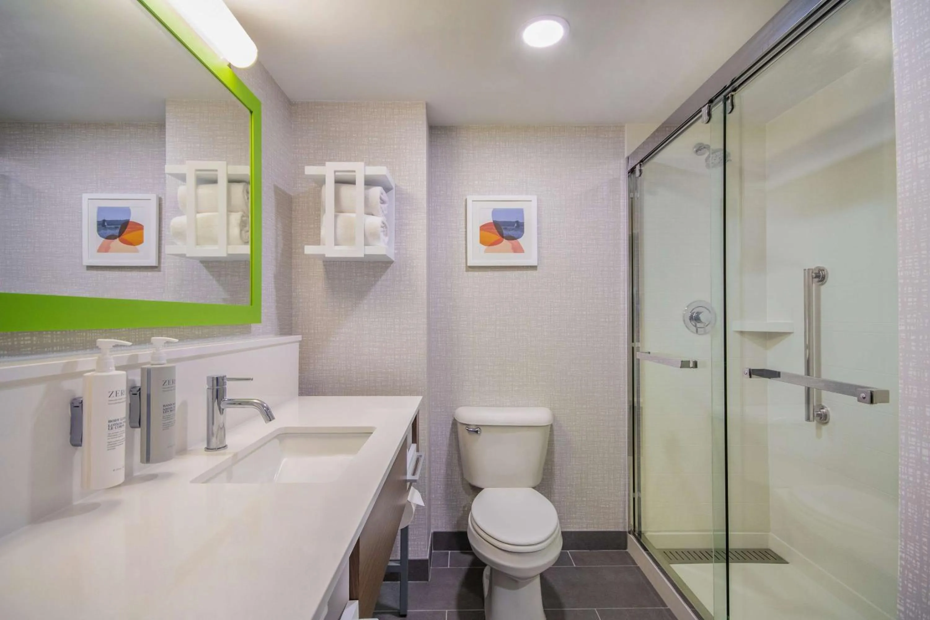 Bathroom in Hampton Inn East Aurora