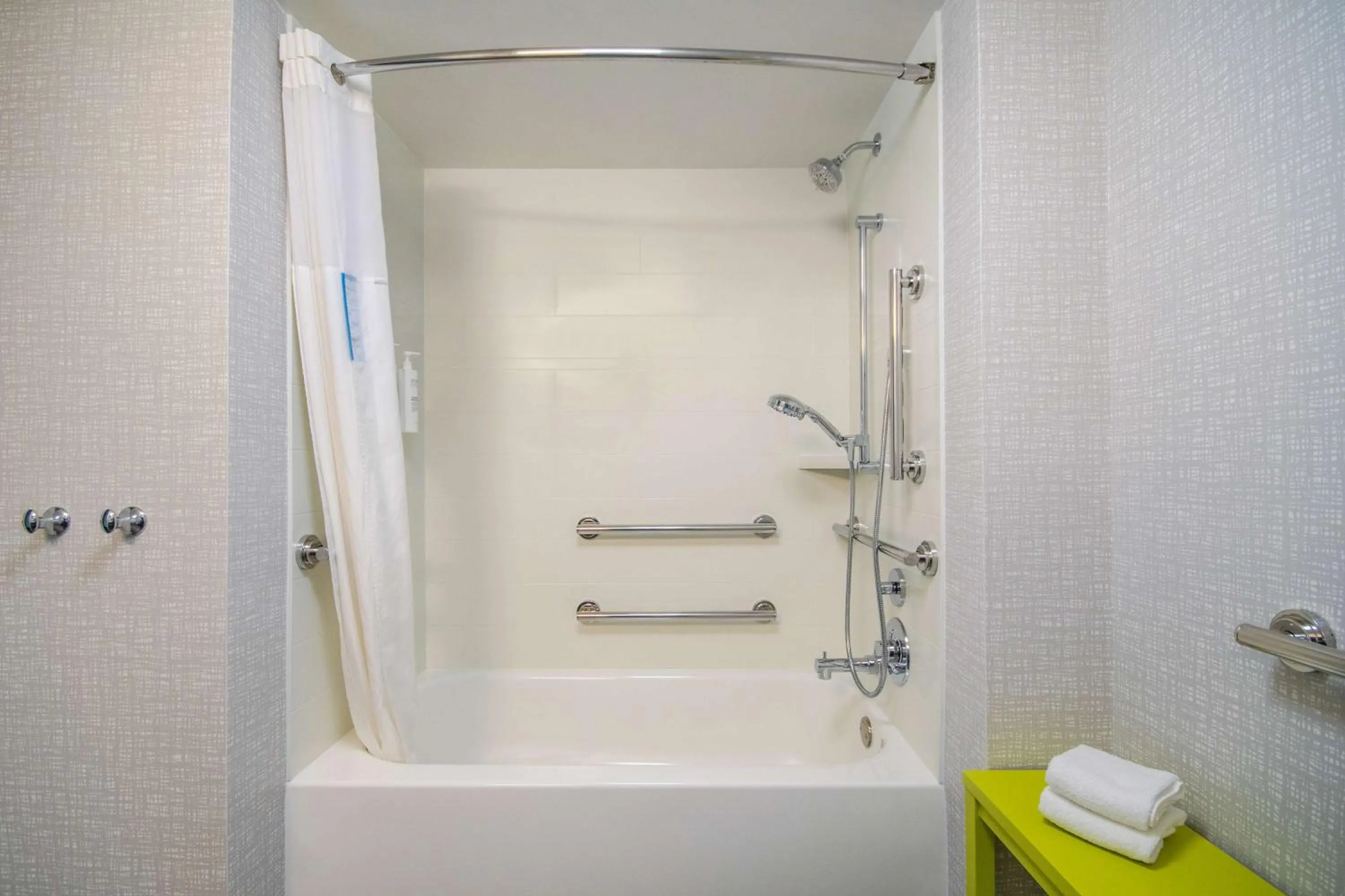 Bathroom in Hampton Inn East Aurora