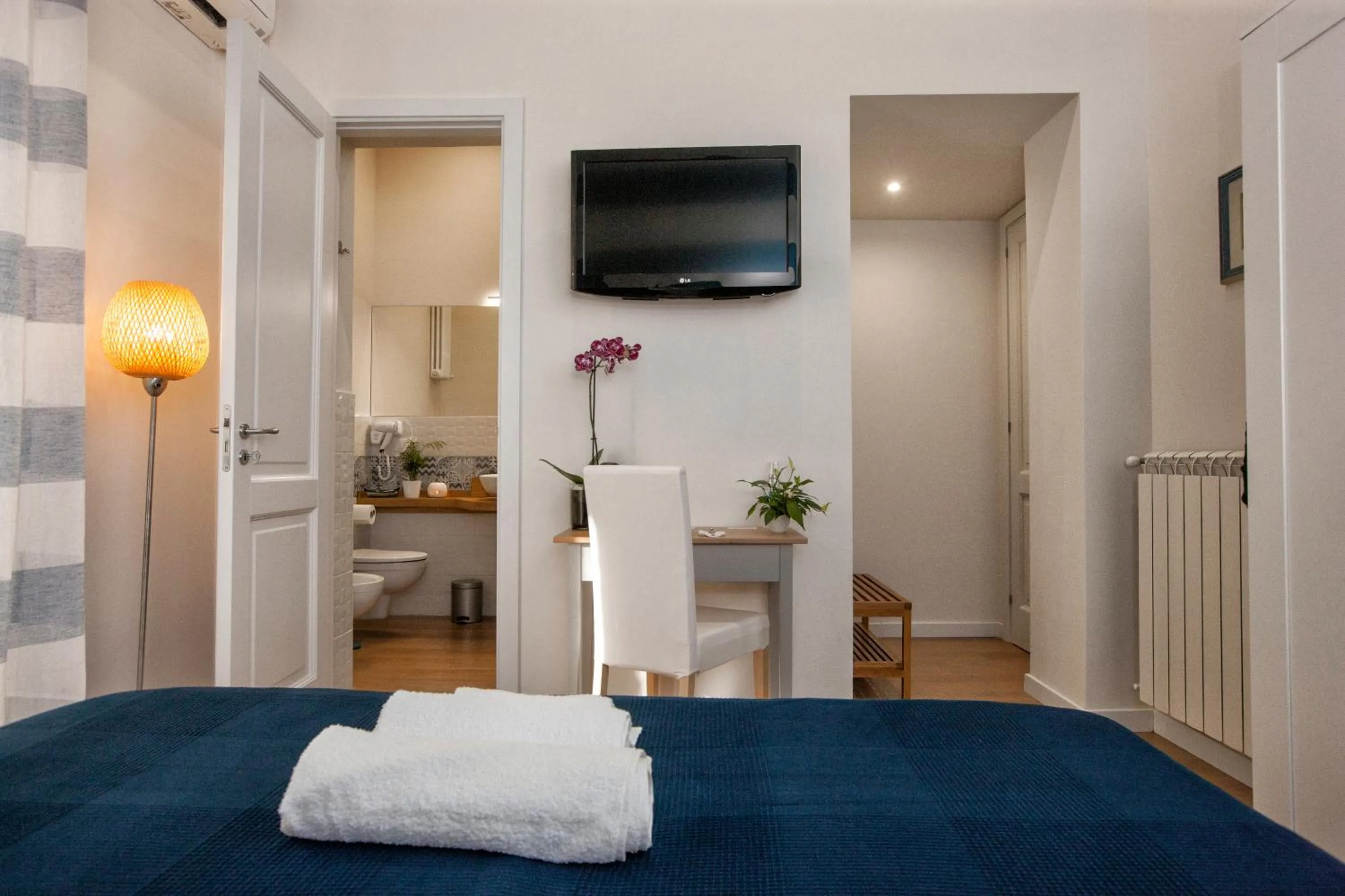 Shower, Bed in B&B Kalavrìa