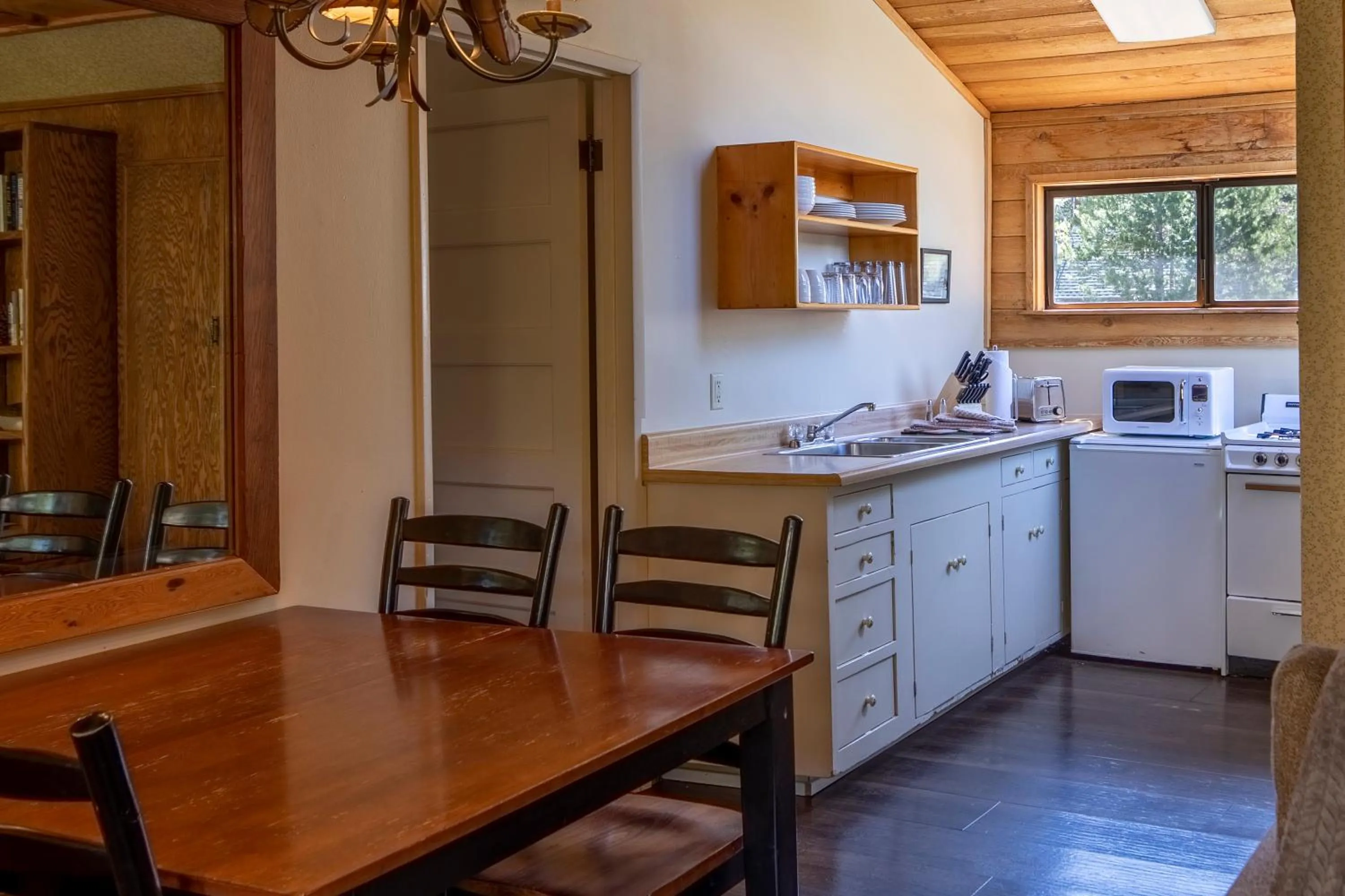 Kitchen or kitchenette in Tamarack Lodge