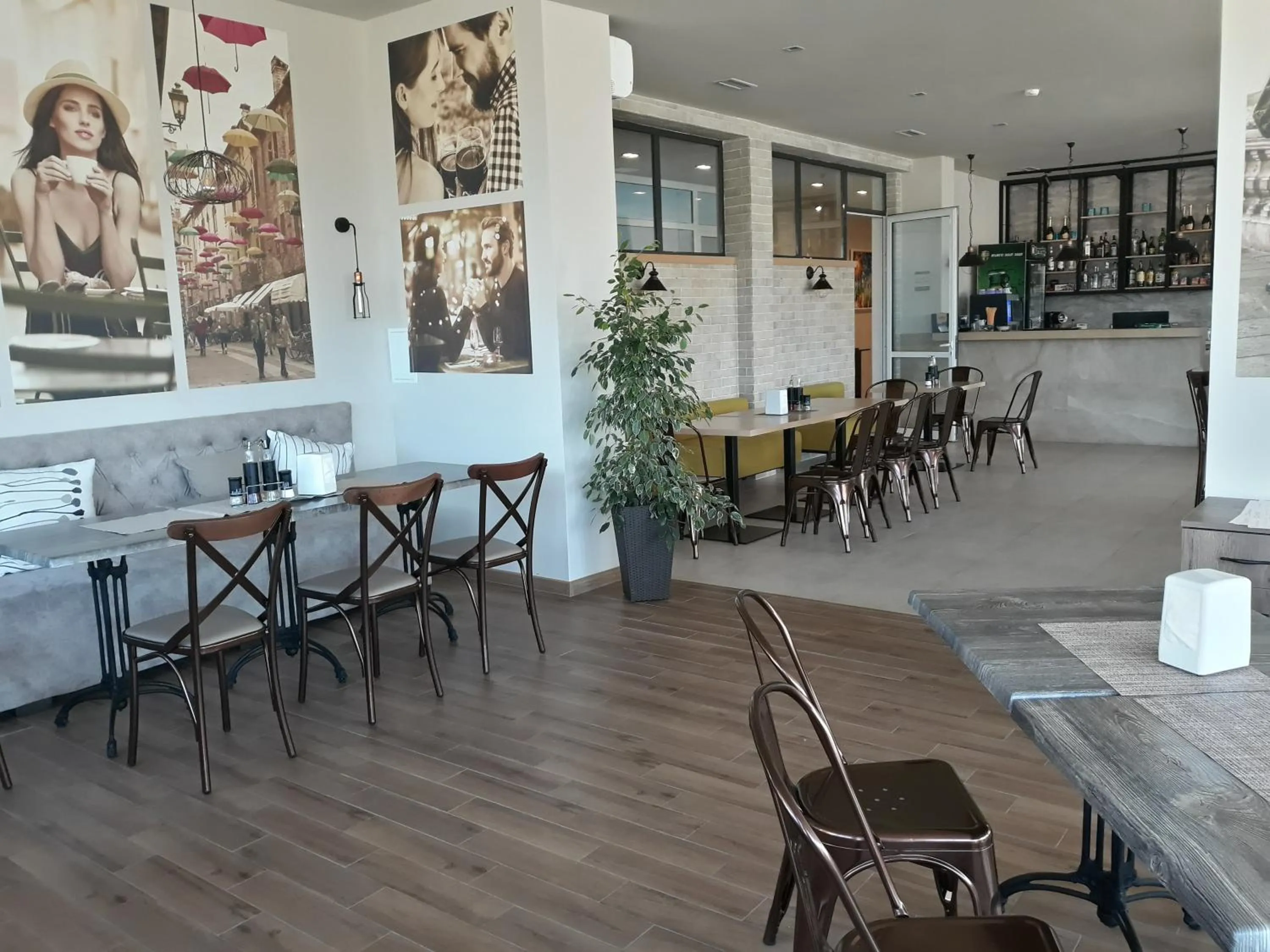 Restaurant/places to eat in Court Inn