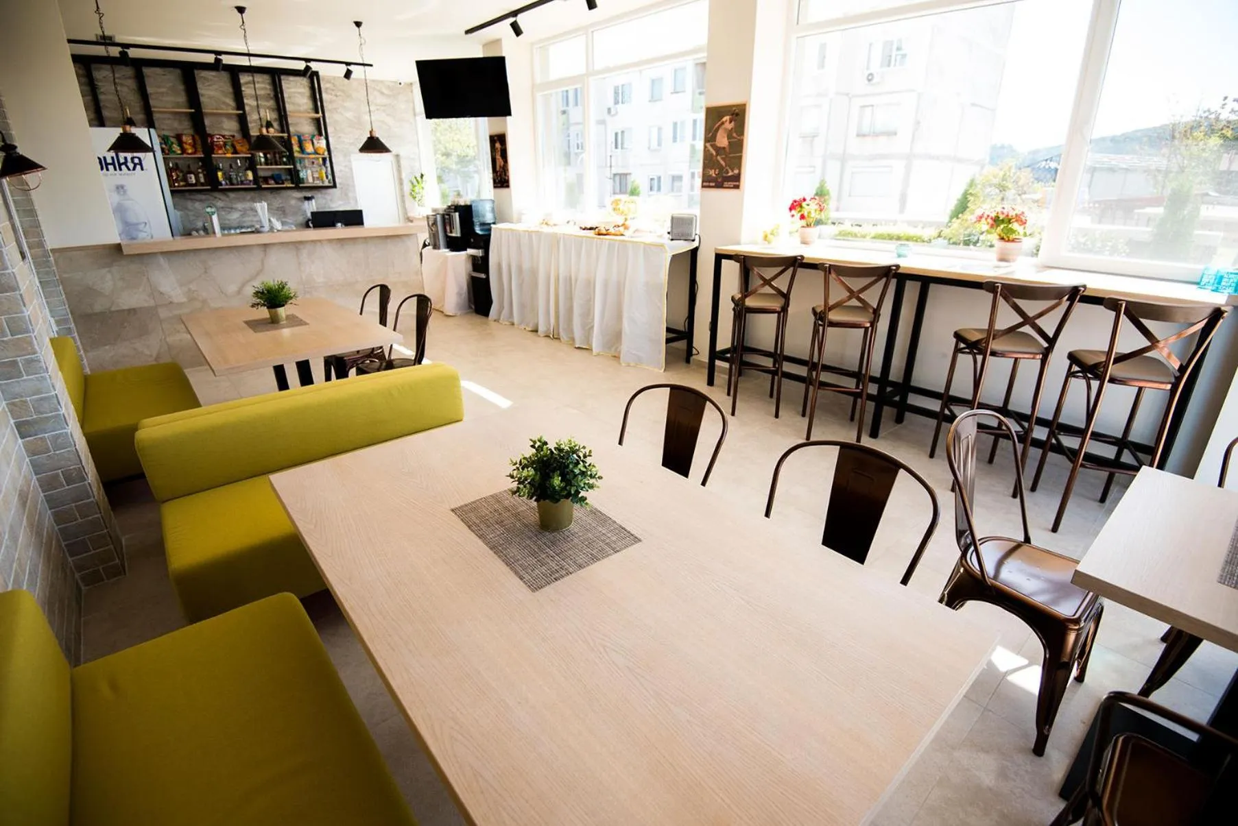 Restaurant/places to eat in Court Inn