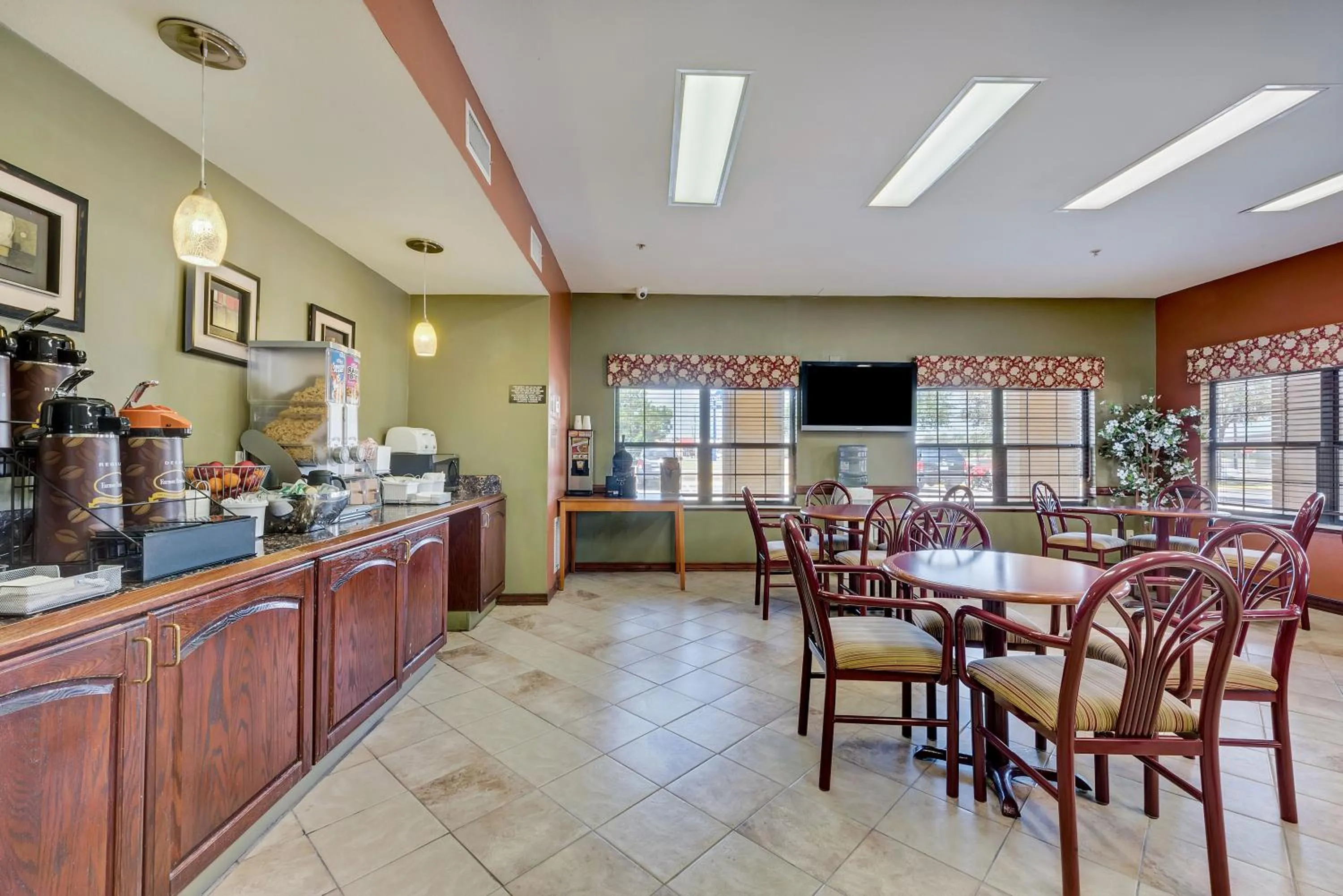 Communal lounge/ TV room in Super 8 by Wyndham Weslaco