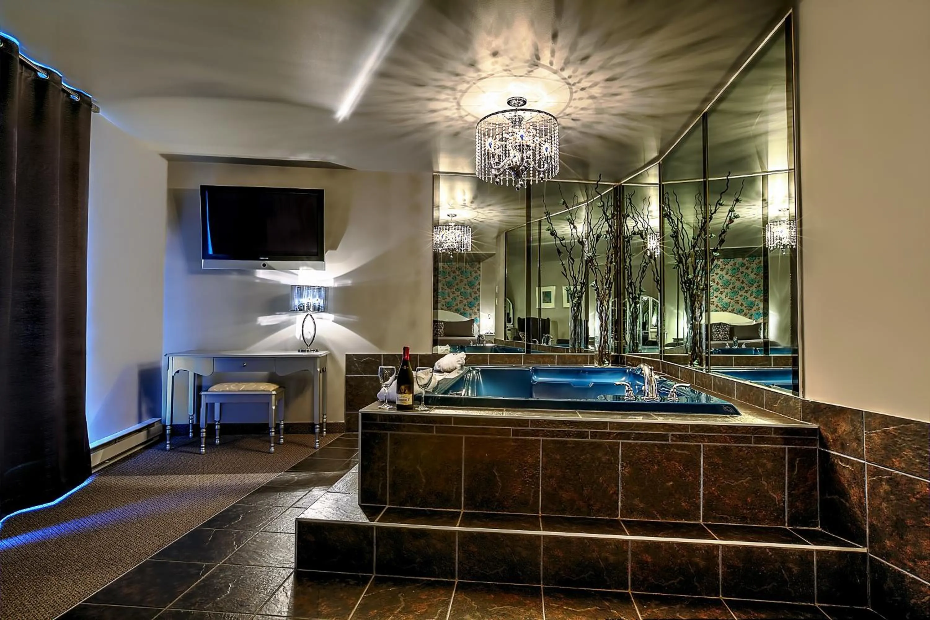 TV and multimedia in Hotel & Suites Monte-Cristo