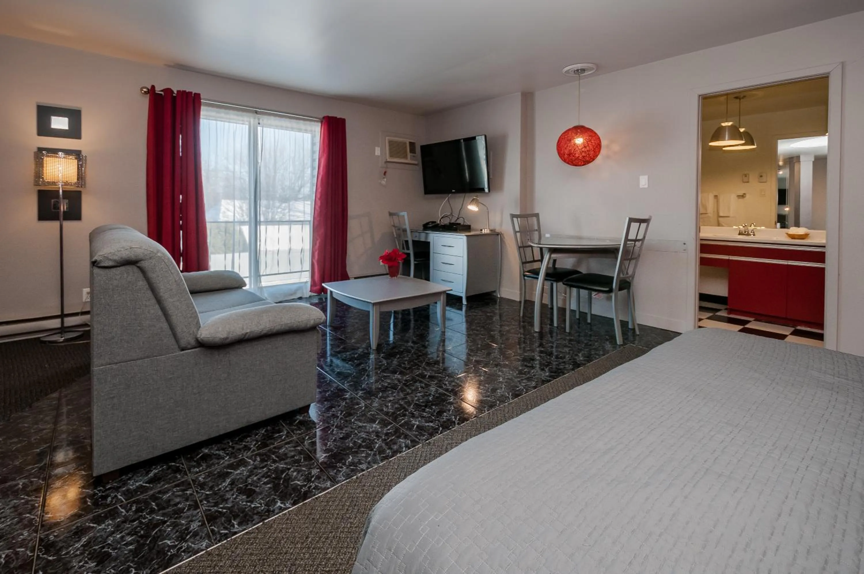 Bed in Hotel & Suites Monte-Cristo