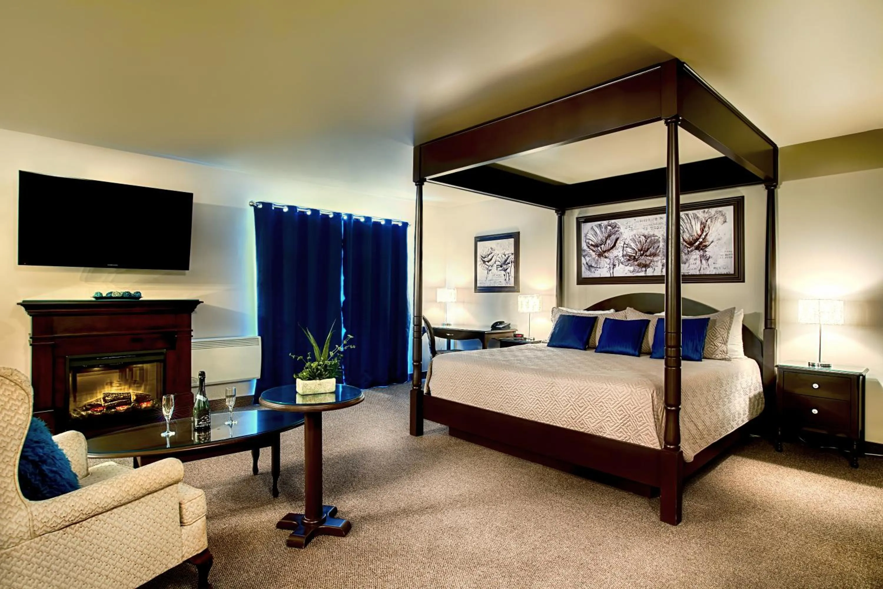 Photo of the whole room, Bed in Hotel & Suites Monte-Cristo