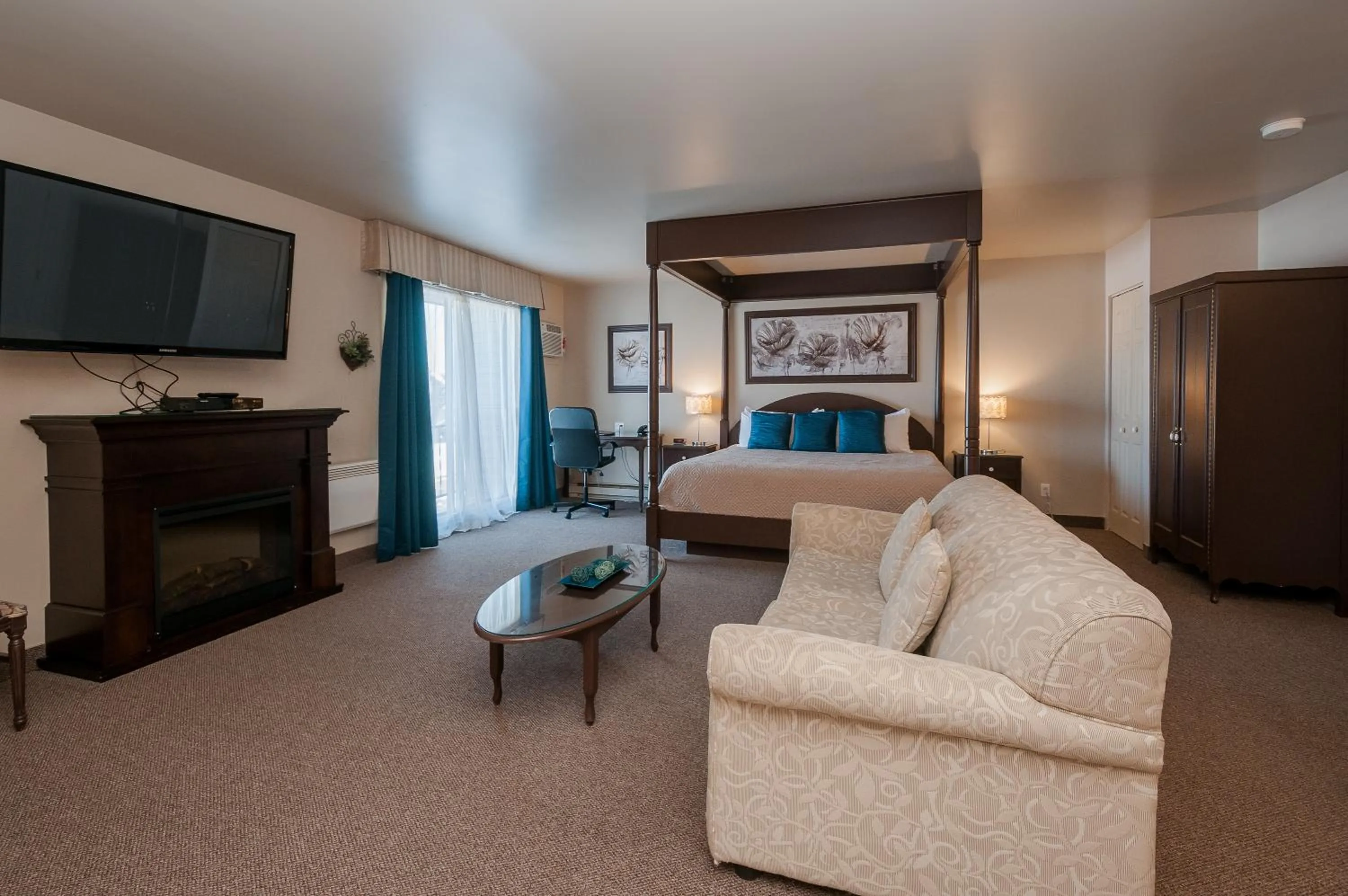 Bed in Hotel & Suites Monte-Cristo