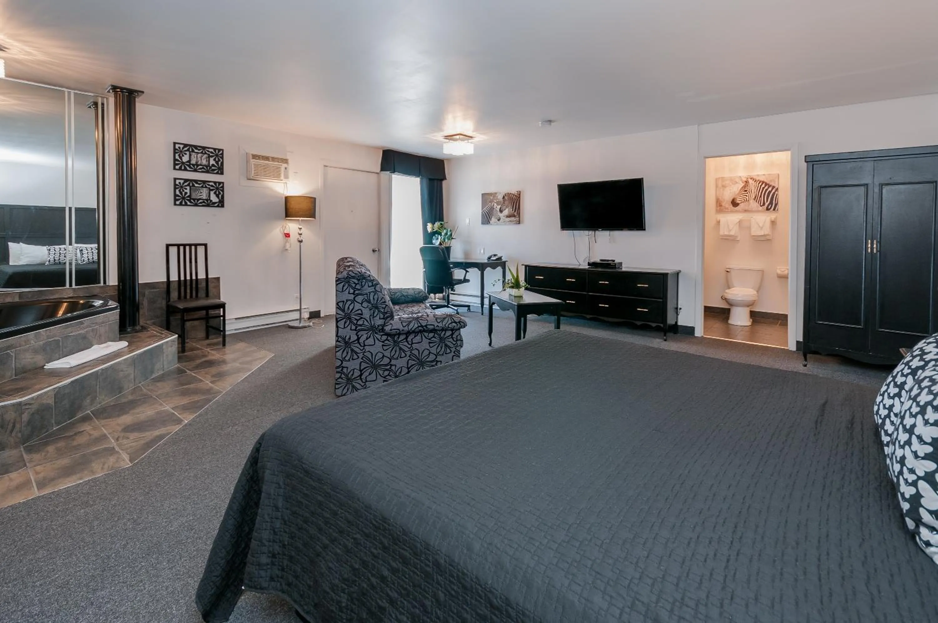 Bed in Hotel & Suites Monte-Cristo