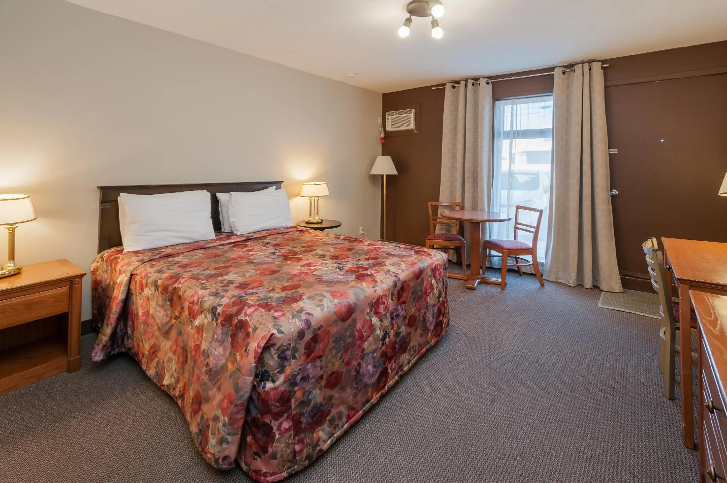 Bed in Hotel & Suites Monte-Cristo