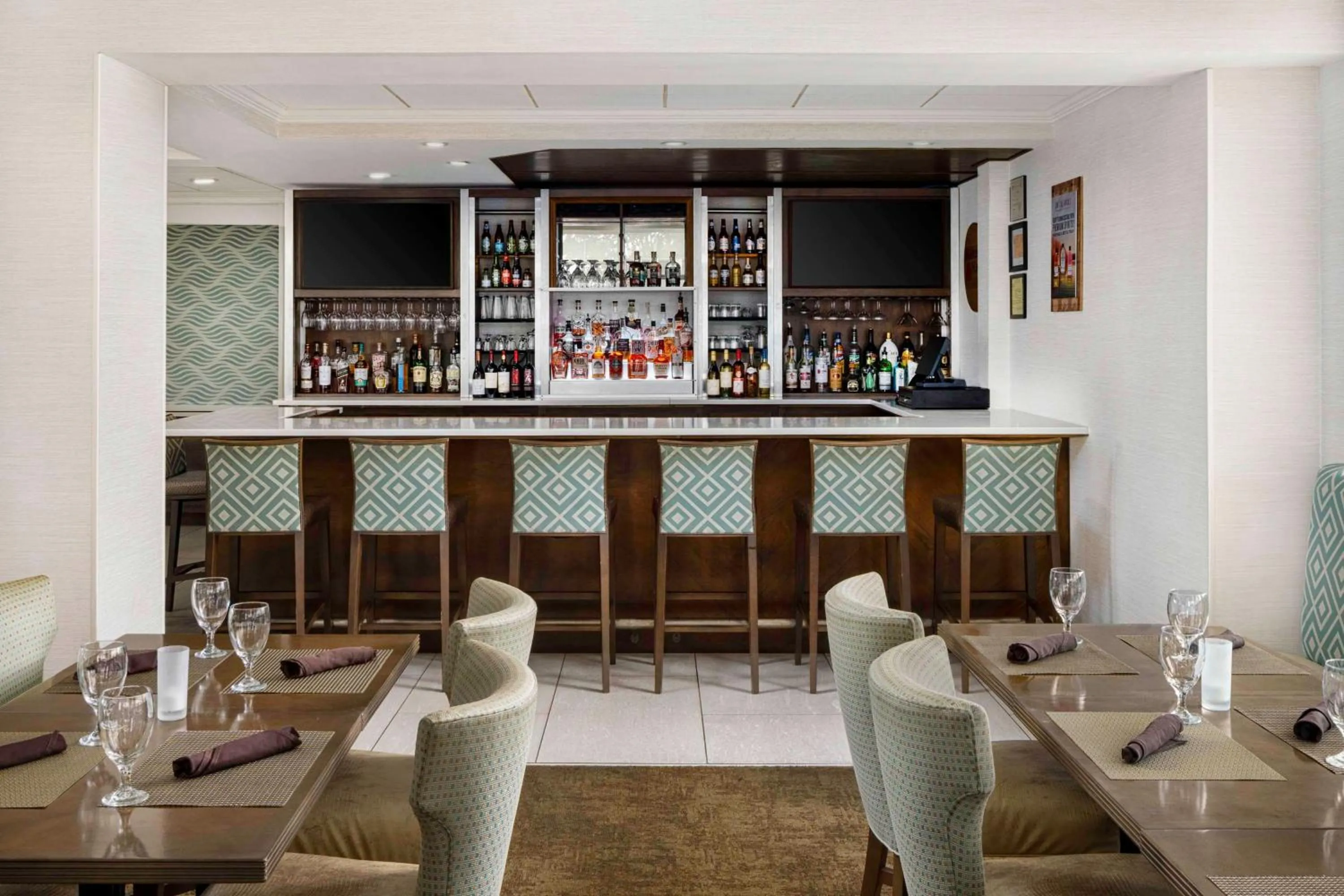 Lounge or bar in Hilton Garden Inn Kent Island Marina