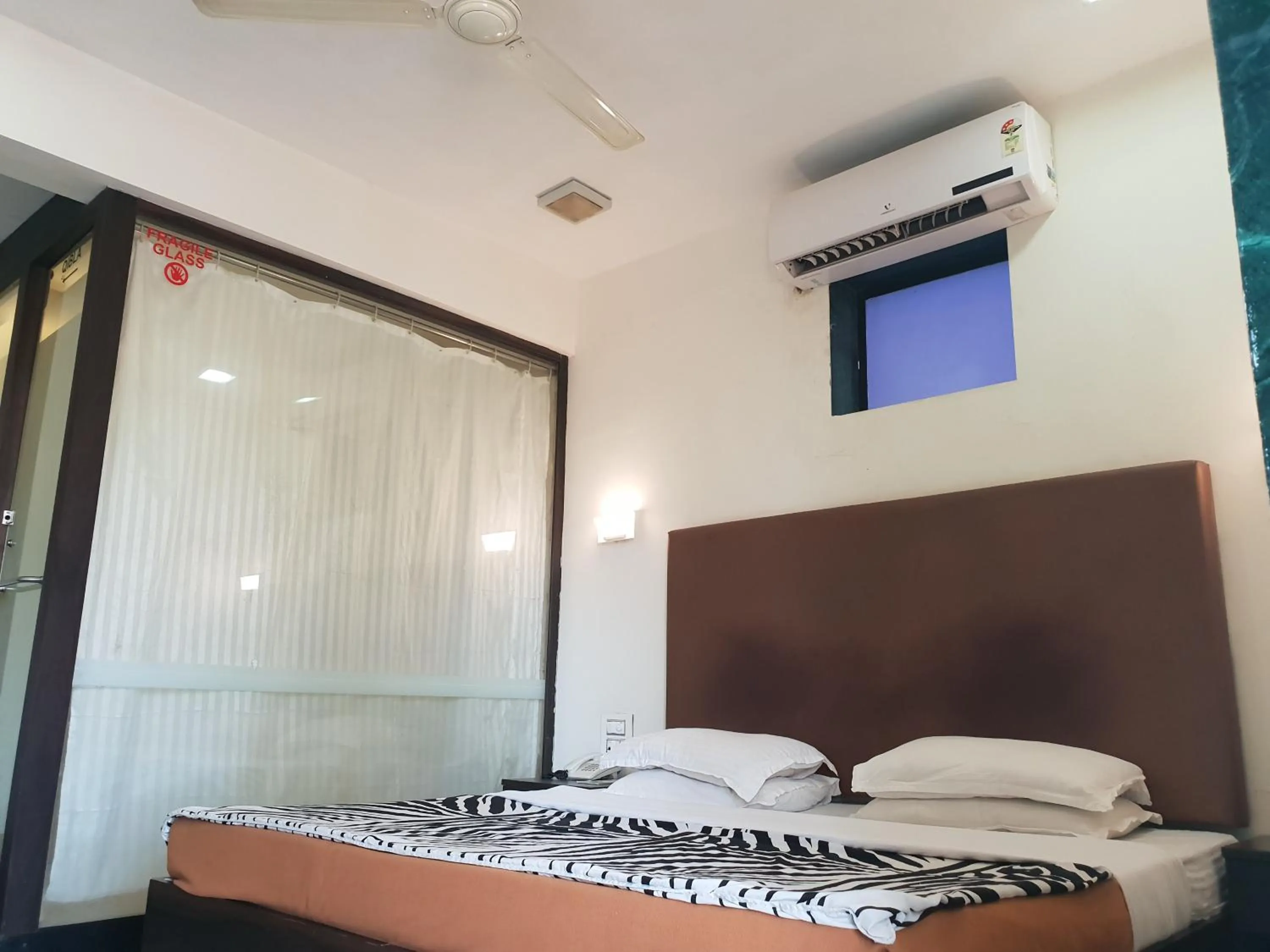 Bed in Hotel Milan International