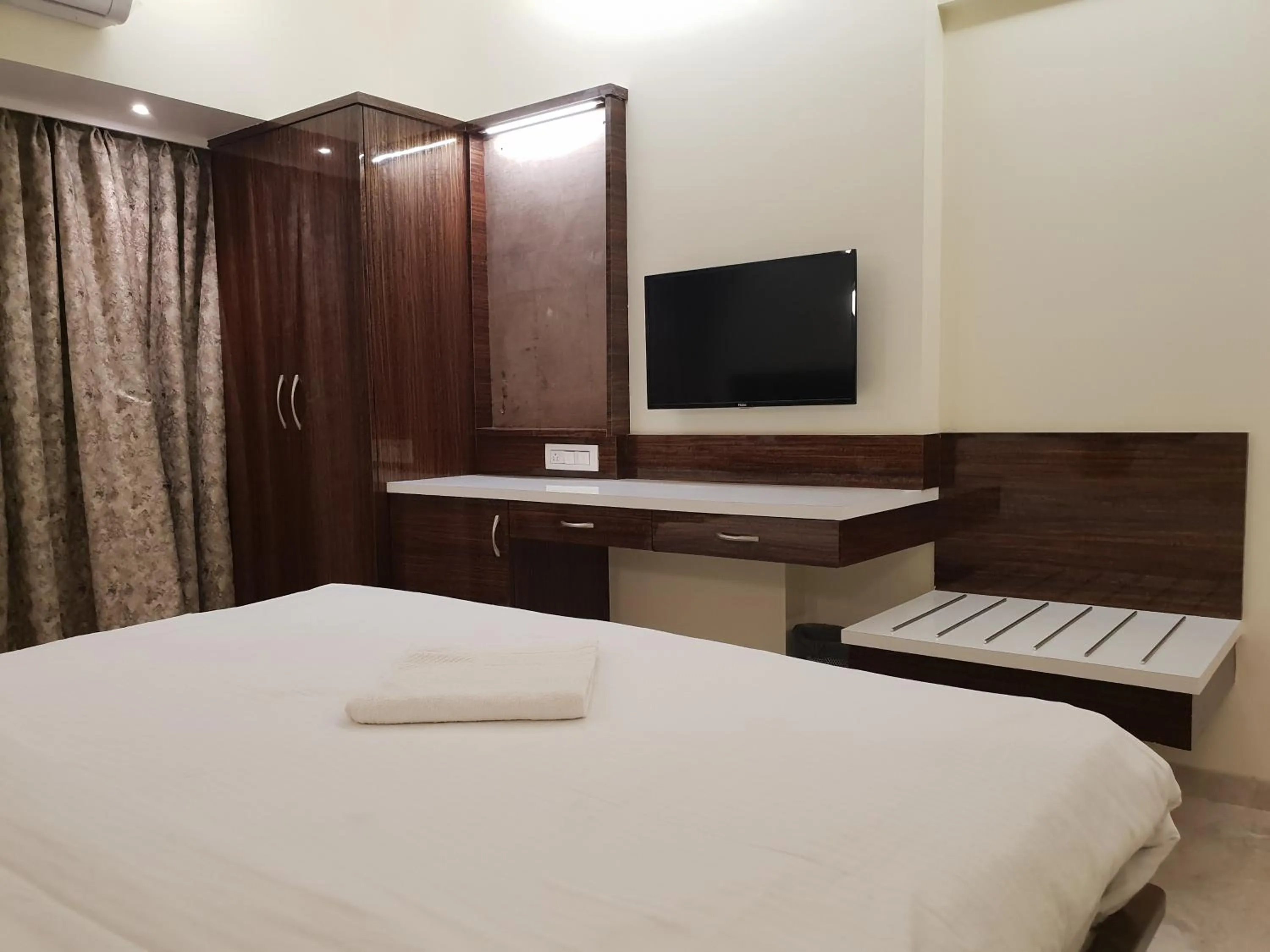 Communal lounge/ TV room, Bed in Hotel Milan International