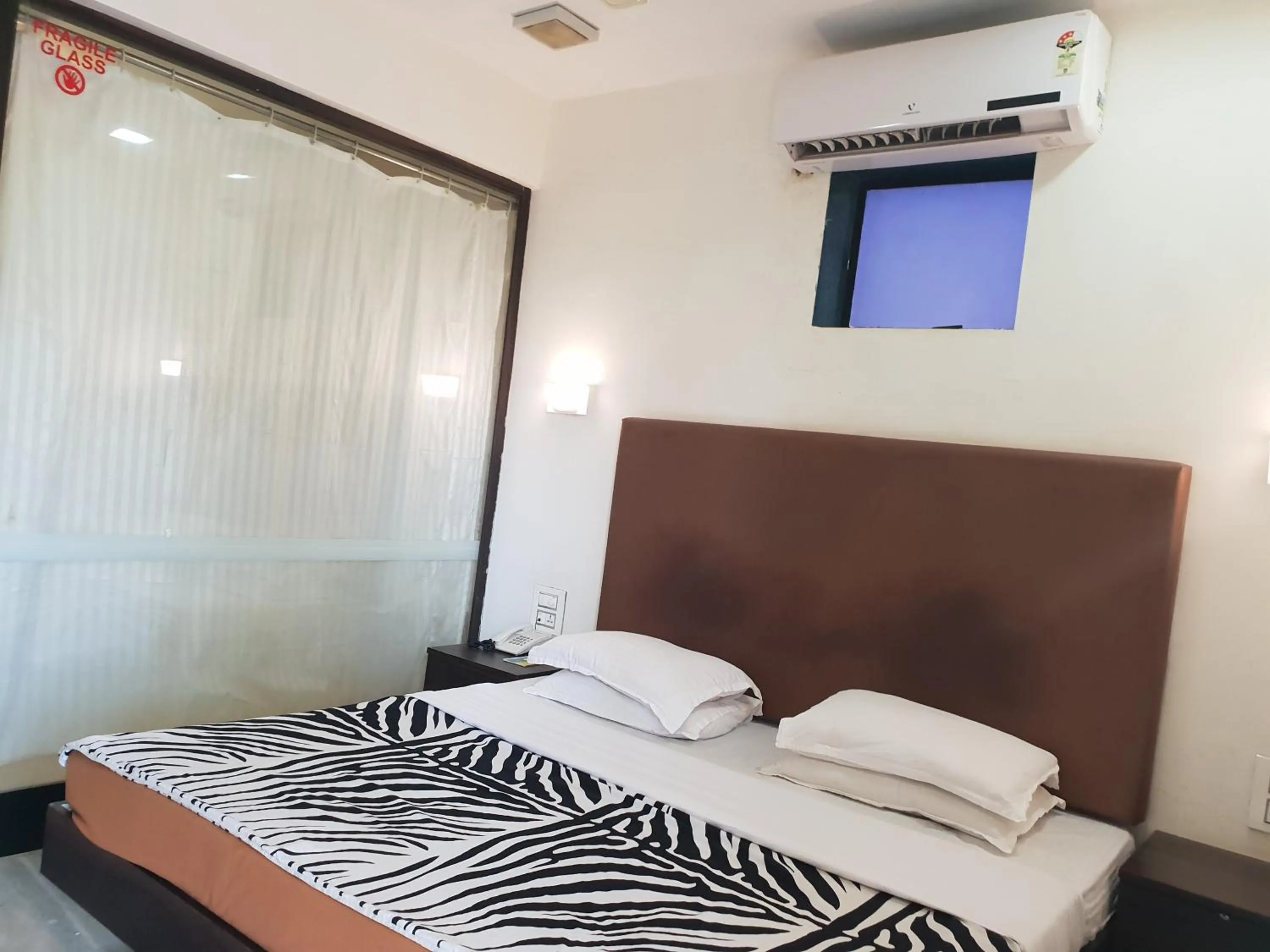 Bed in Hotel Milan International