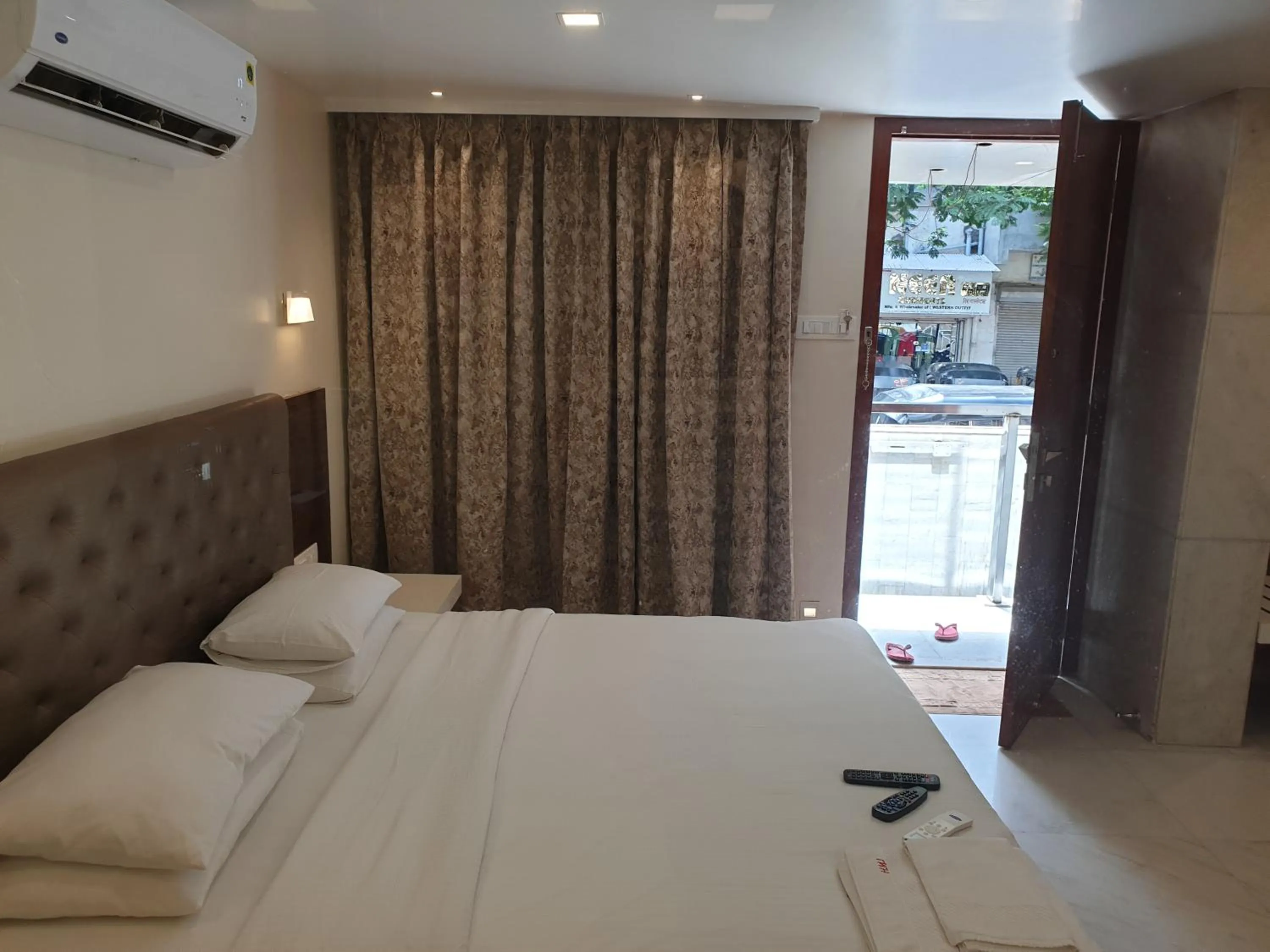 Bed in Hotel Milan International