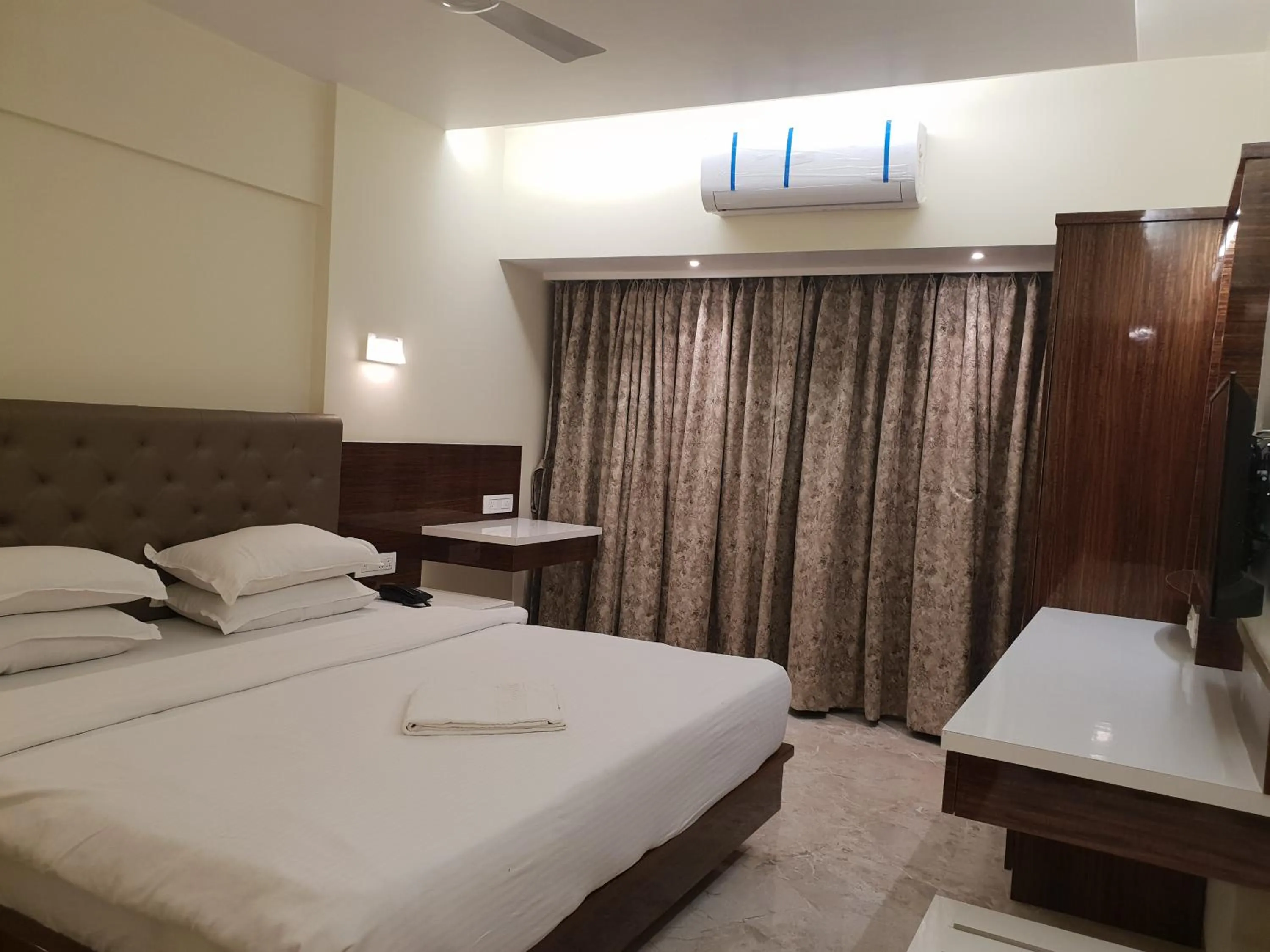 Bed in Hotel Milan International