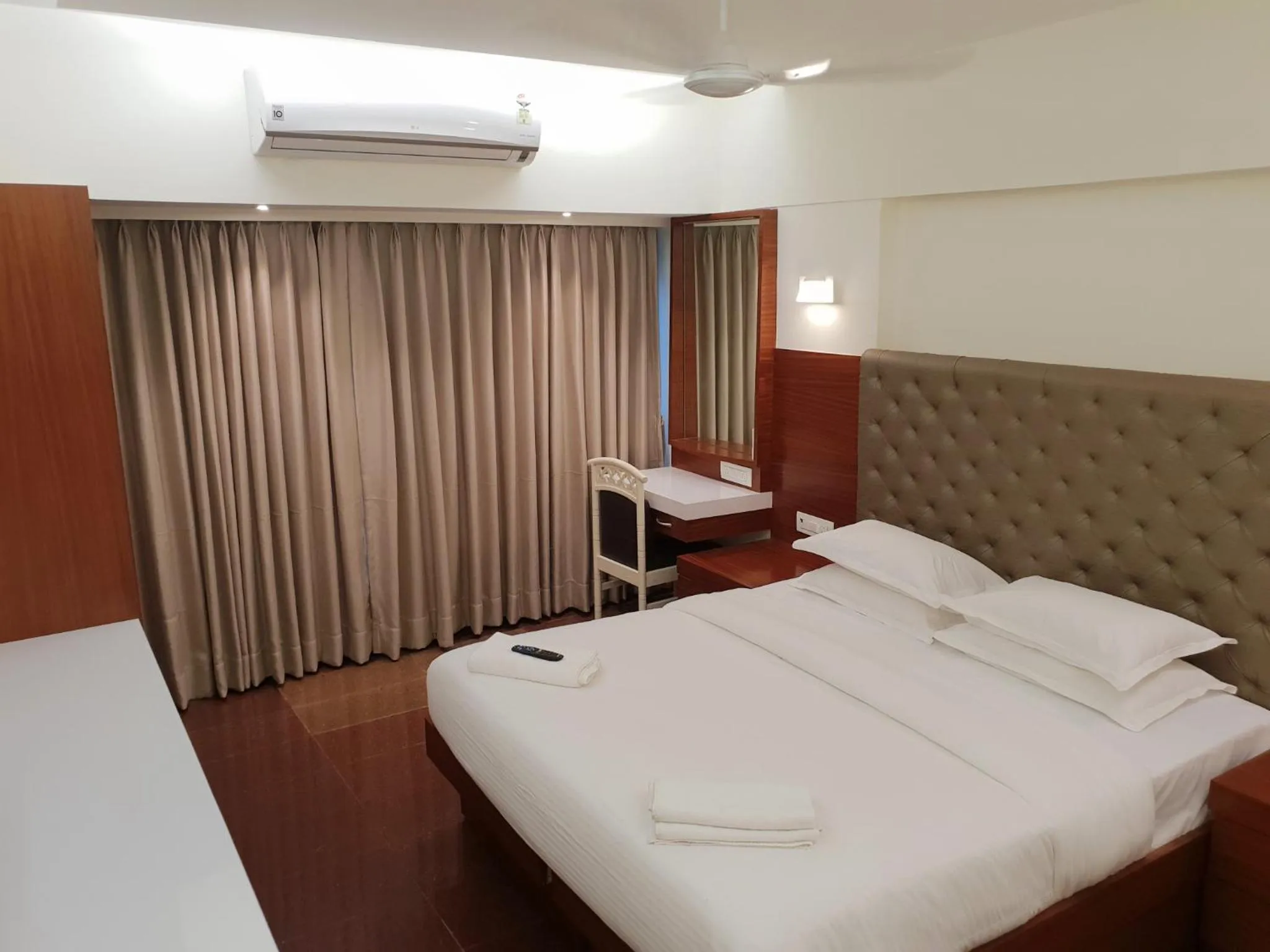 Bed in Hotel Milan International