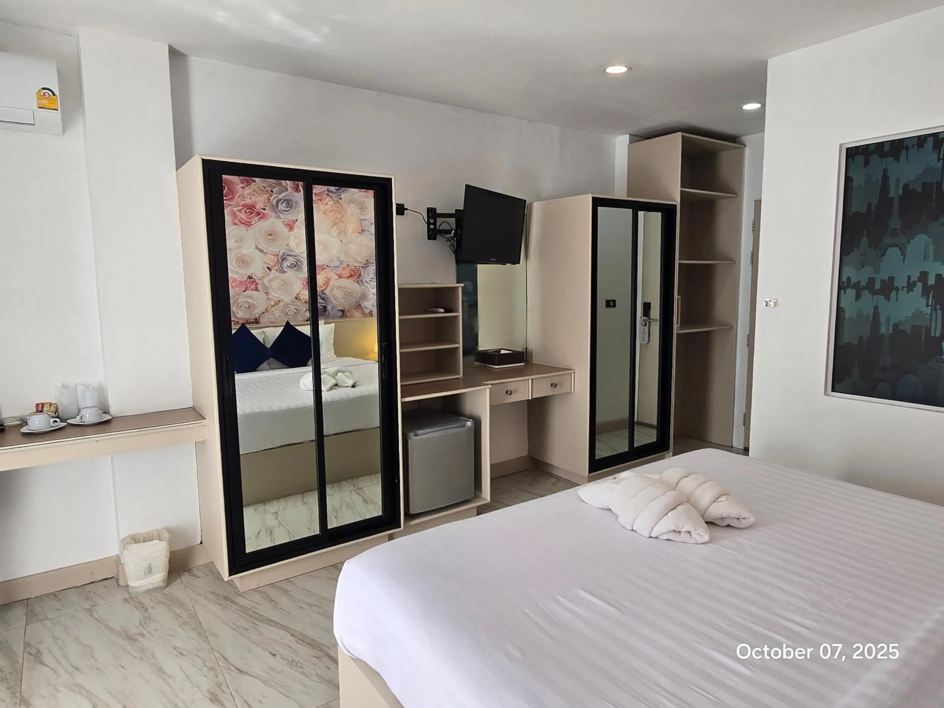 wardrobe, Bed in Modern Living Residence