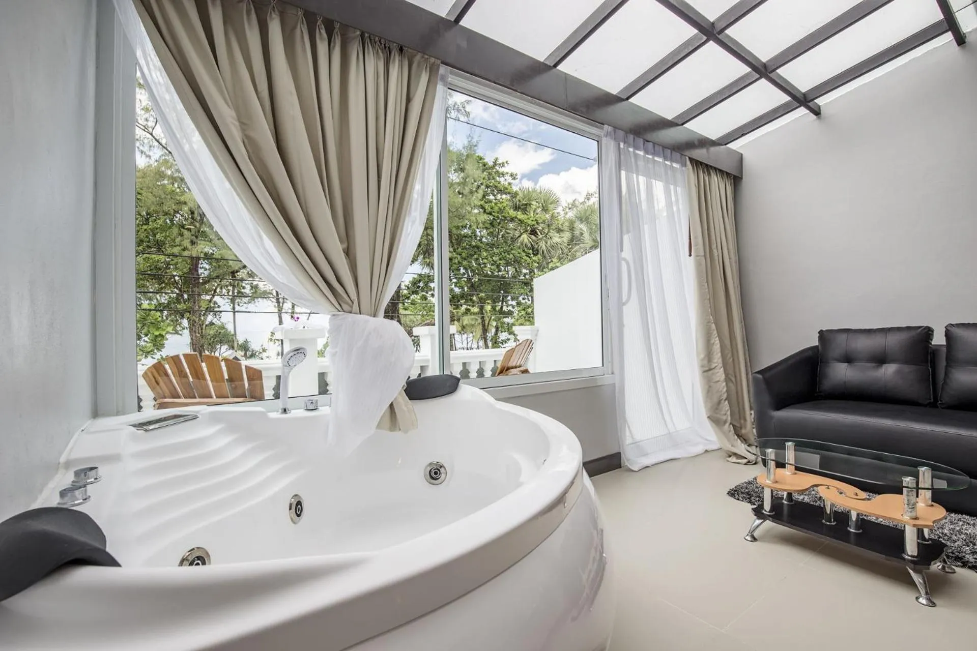 Decorative detail in Modern Living Residence